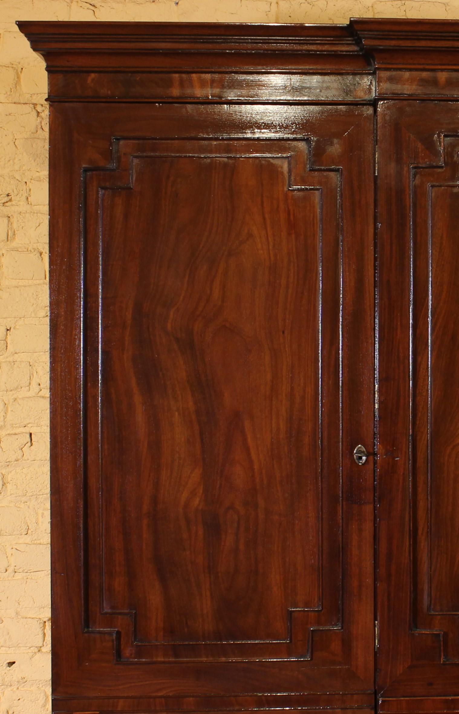18th Century George III Mahogany Wardrobe Or Dressing