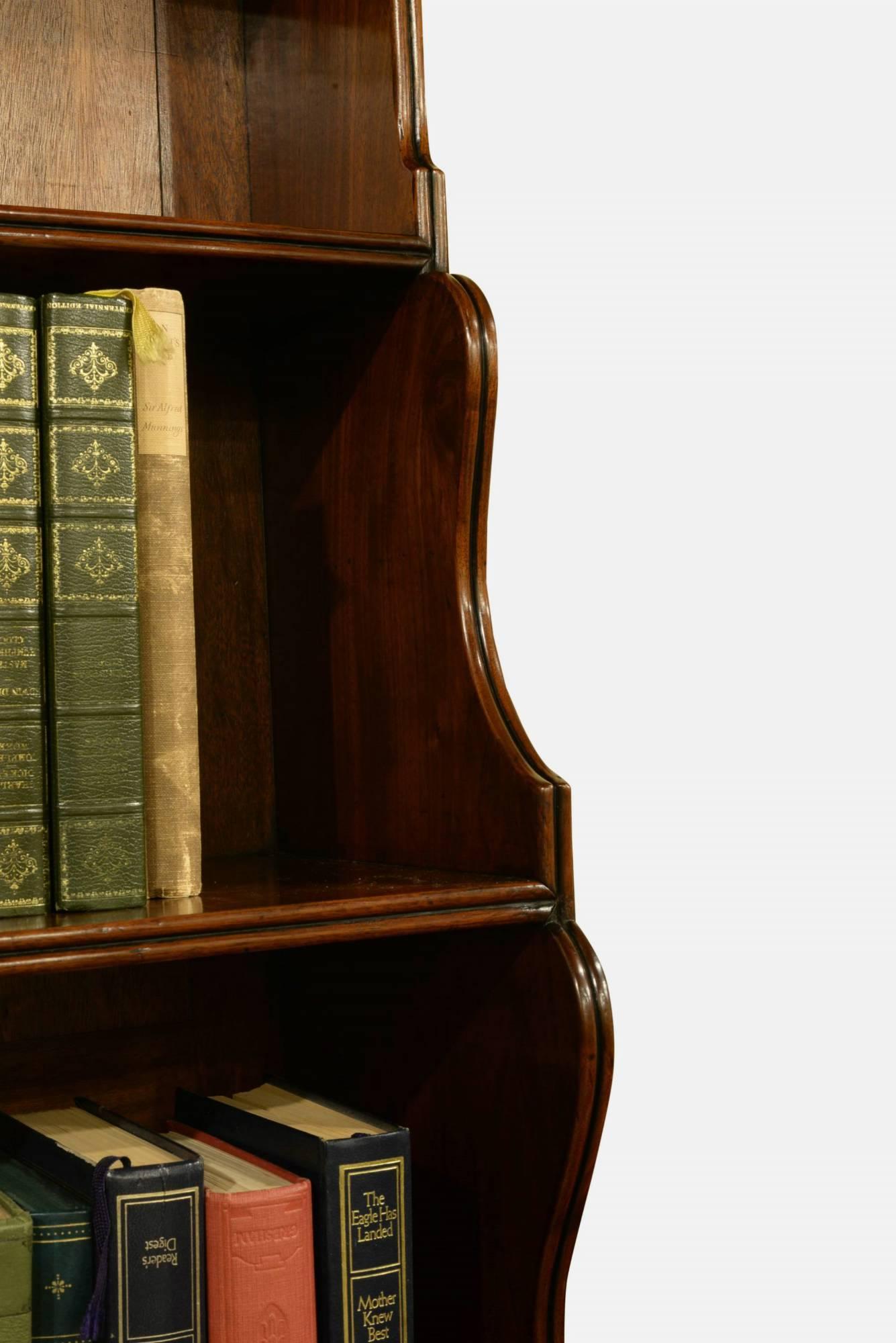 George III Mahogany Waterfall Bookcase In Excellent Condition In Salisbury, GB
