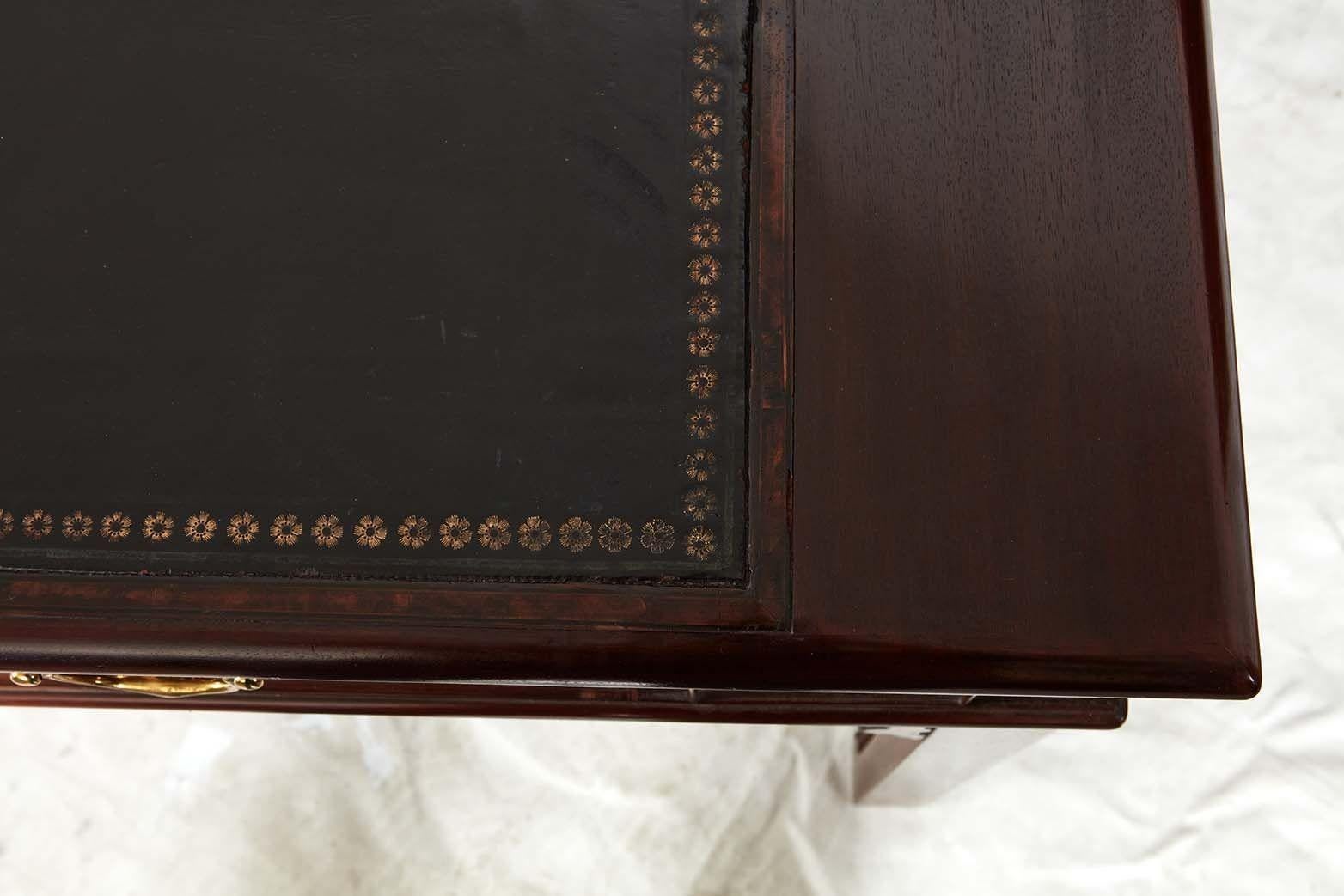 Table à écrire en acajou en vente 4