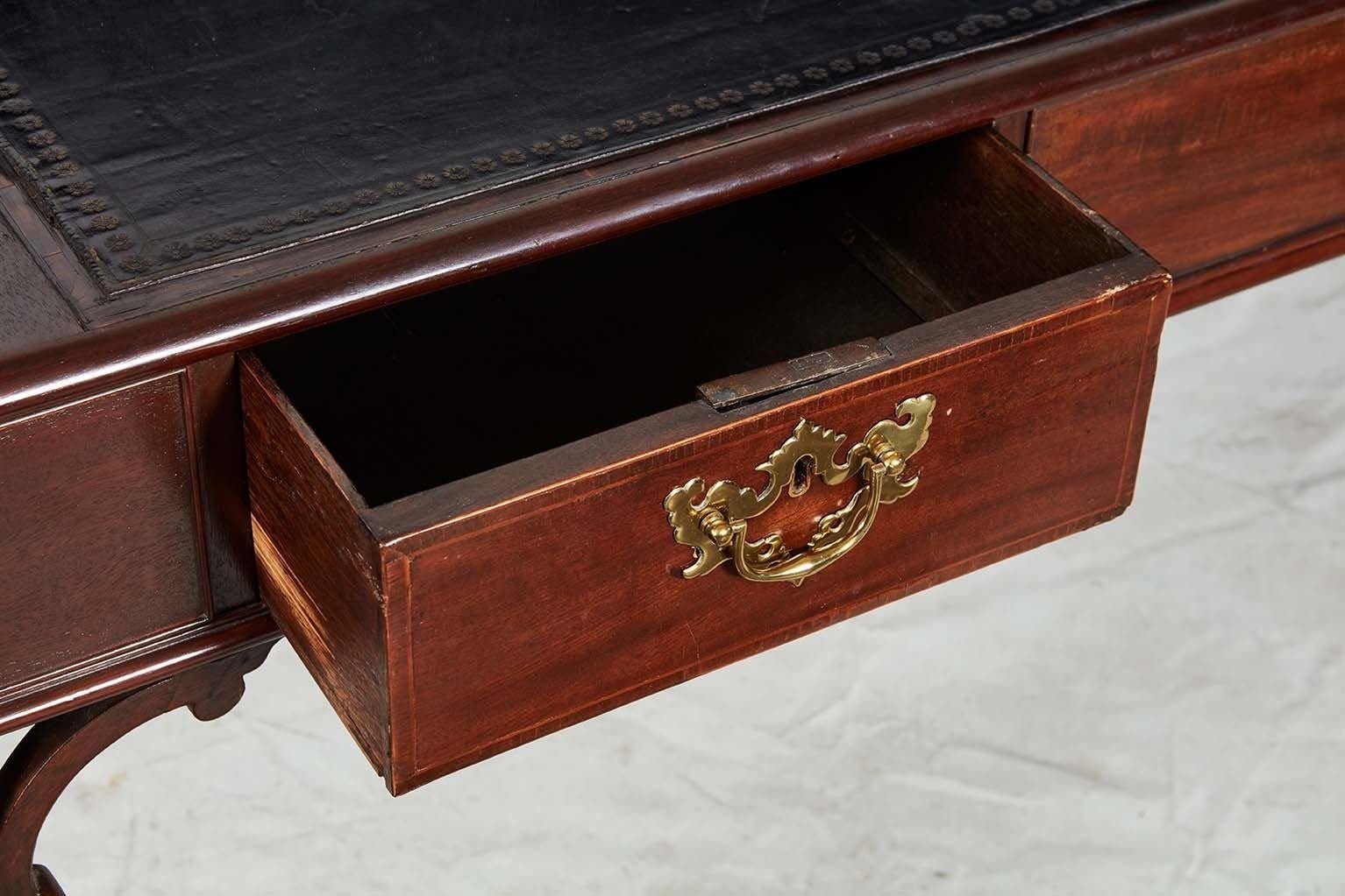 Table à écrire en acajou en vente 7