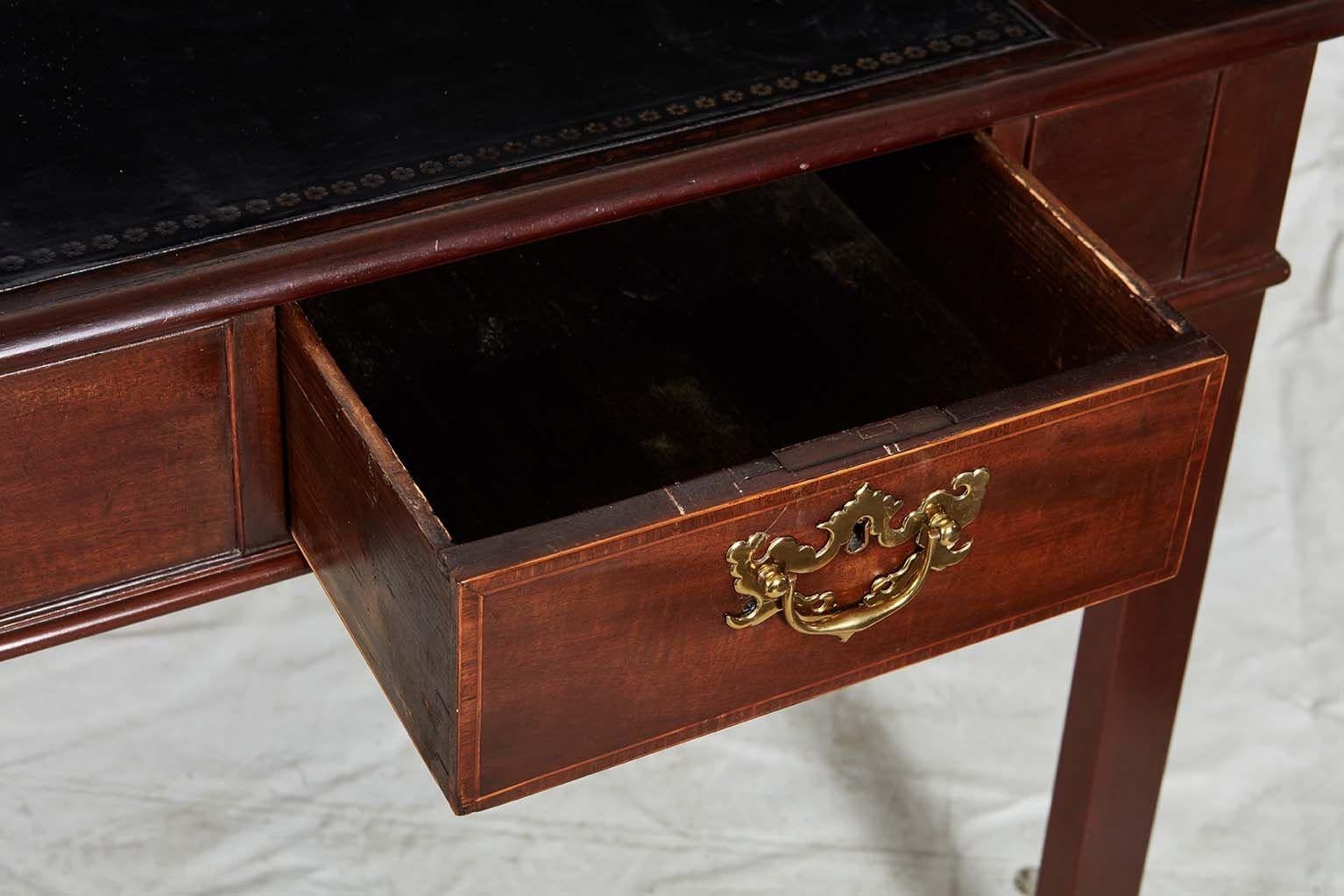 Table à écrire en acajou en vente 10