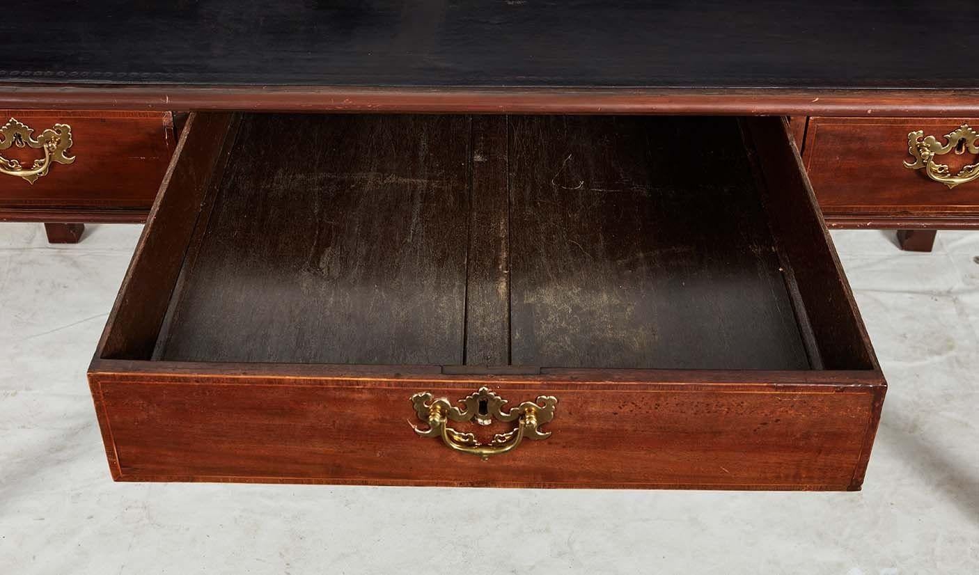 Table à écrire en acajou en vente 11