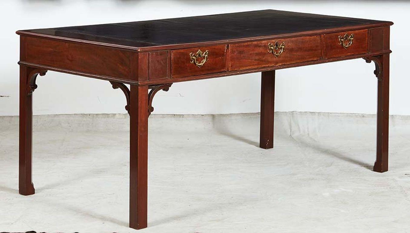 Table à écrire en acajou avec insert en cuir teinté bleu, comportant trois tiroirs de chaque côté, avec des montures d'angle ajourées, sur des pieds de section carrée avec des pieds en gradins. Dégagement pour les genoux : 24