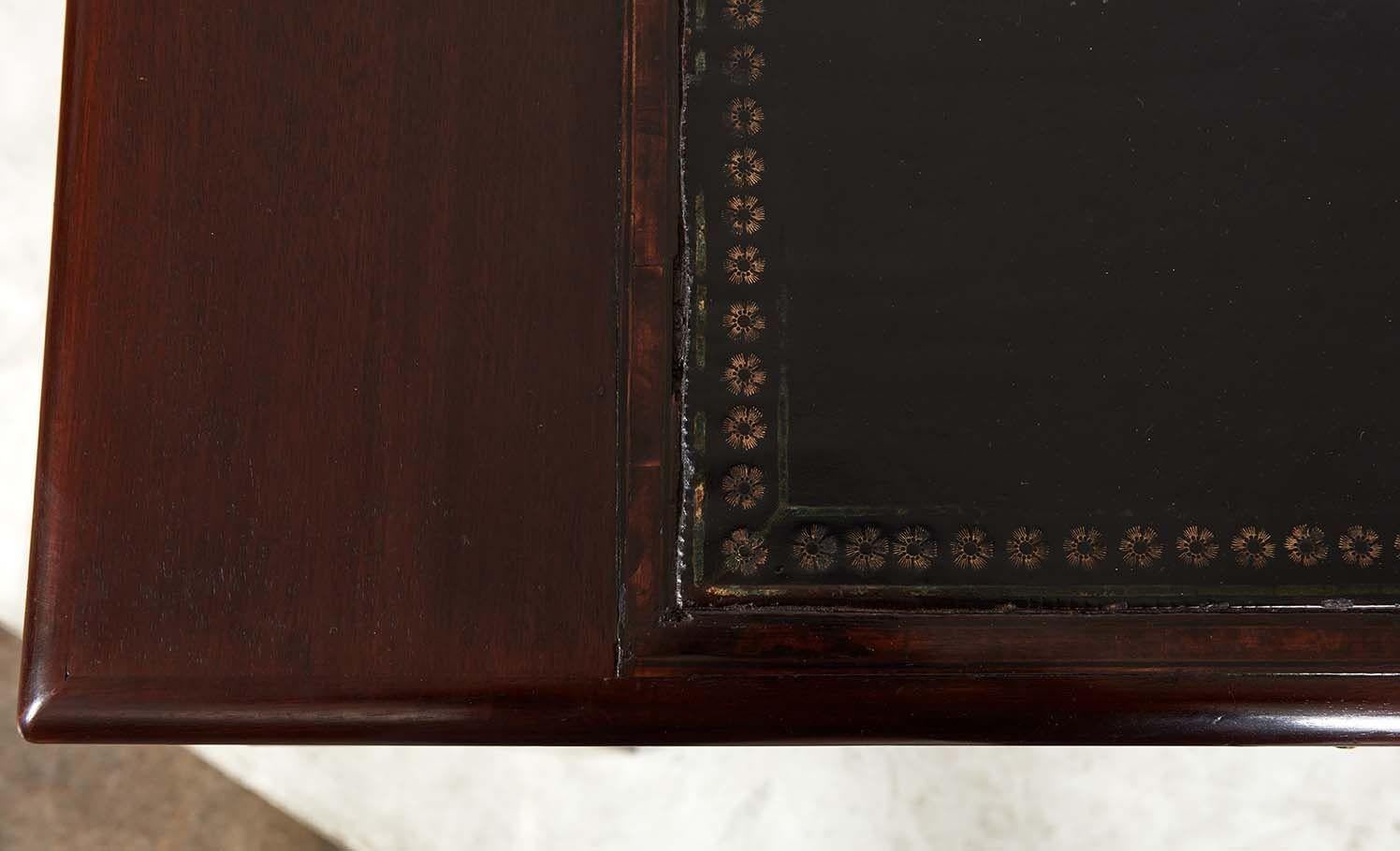 Table à écrire en acajou en vente 3