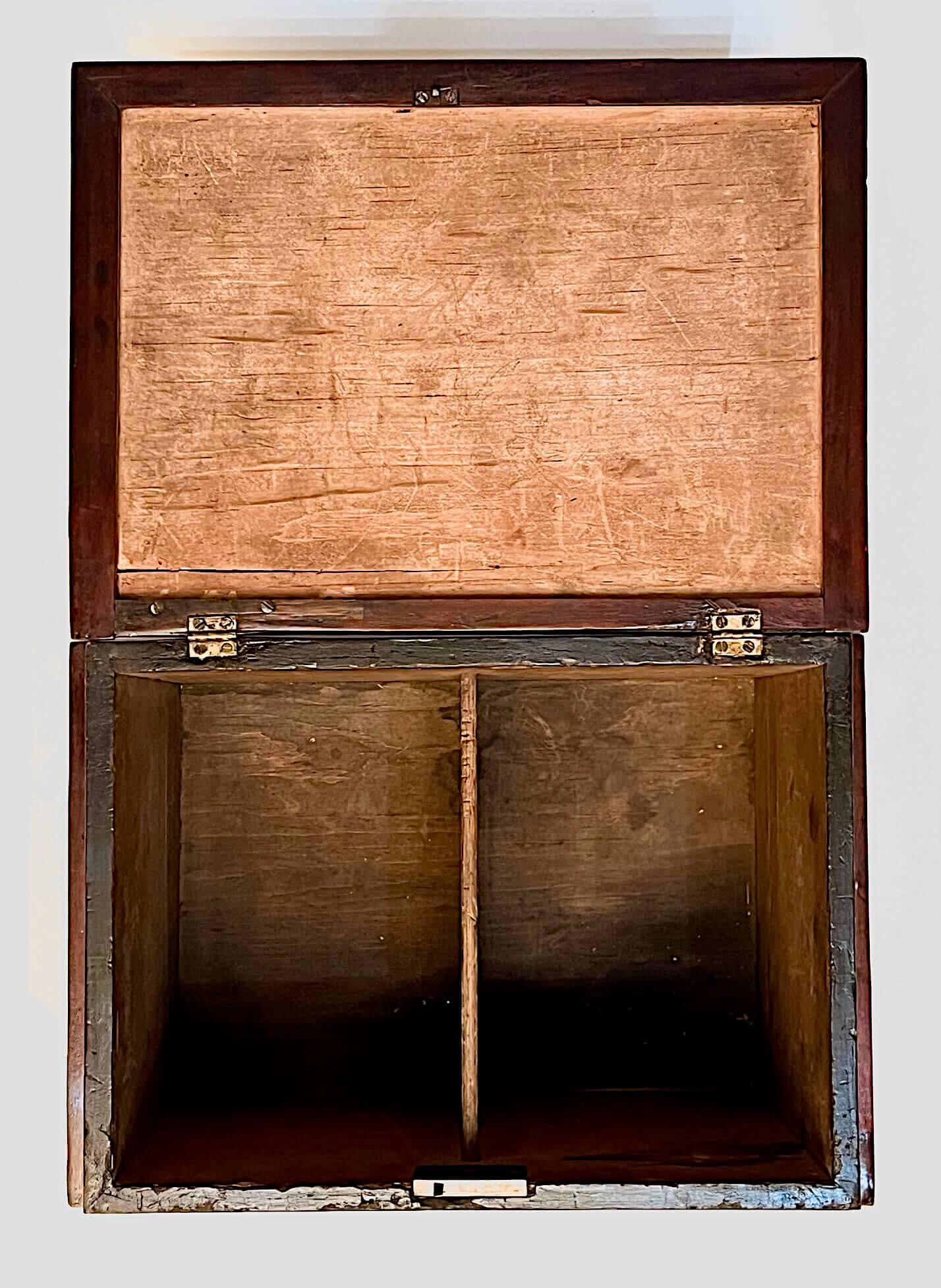 George III 'Mansion' Form Flaschenhalter oder Tisch Cellarette, um 1780 im Angebot 2