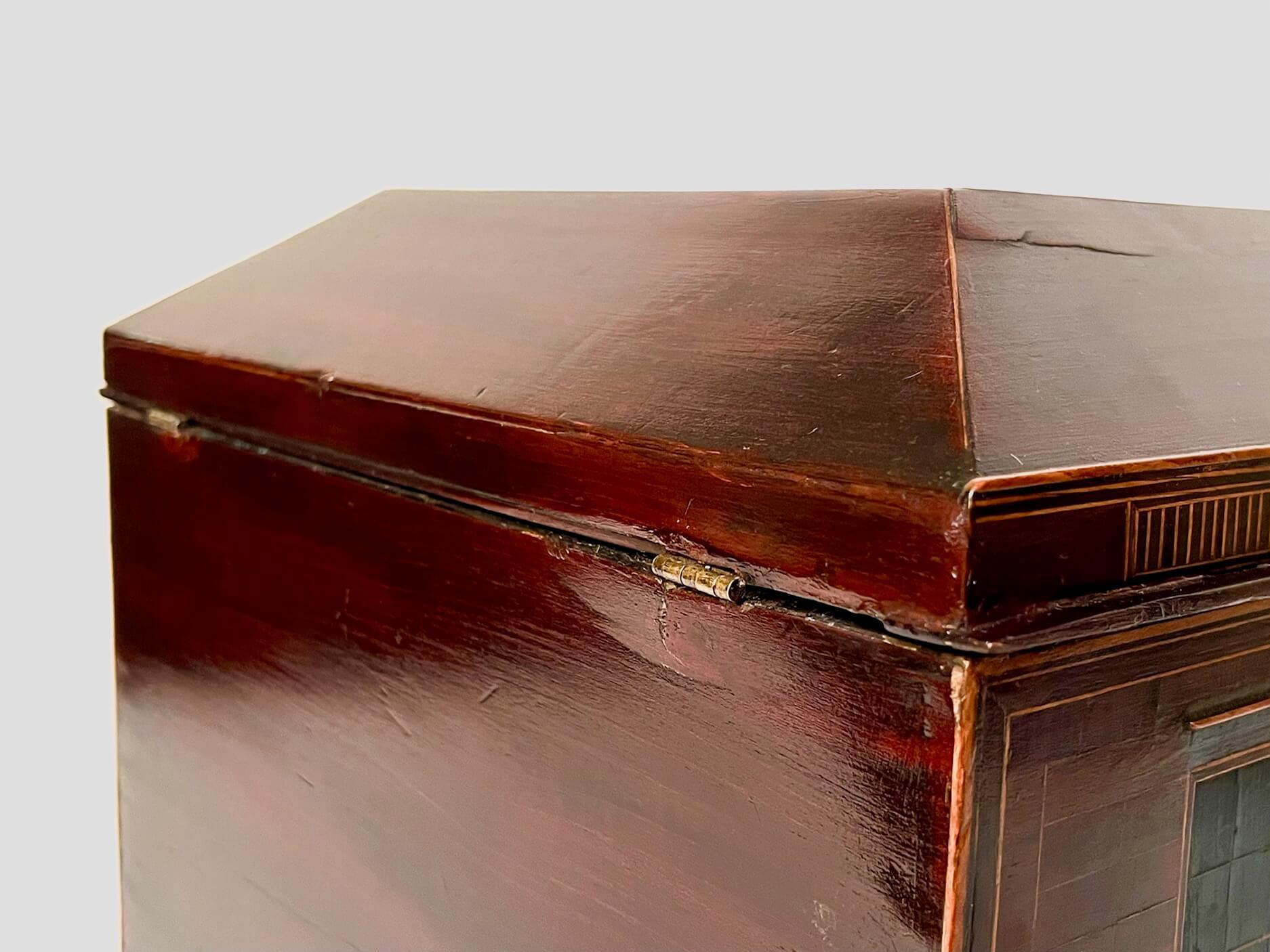George III 'Mansion' Form Flaschenhalter oder Tisch Cellarette, um 1780 im Angebot 5