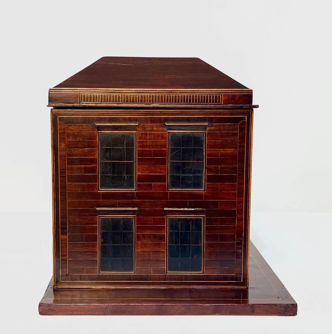 George III 'Mansion' Form Flaschenhalter oder Tisch Cellarette, um 1780 (Britisch) im Angebot