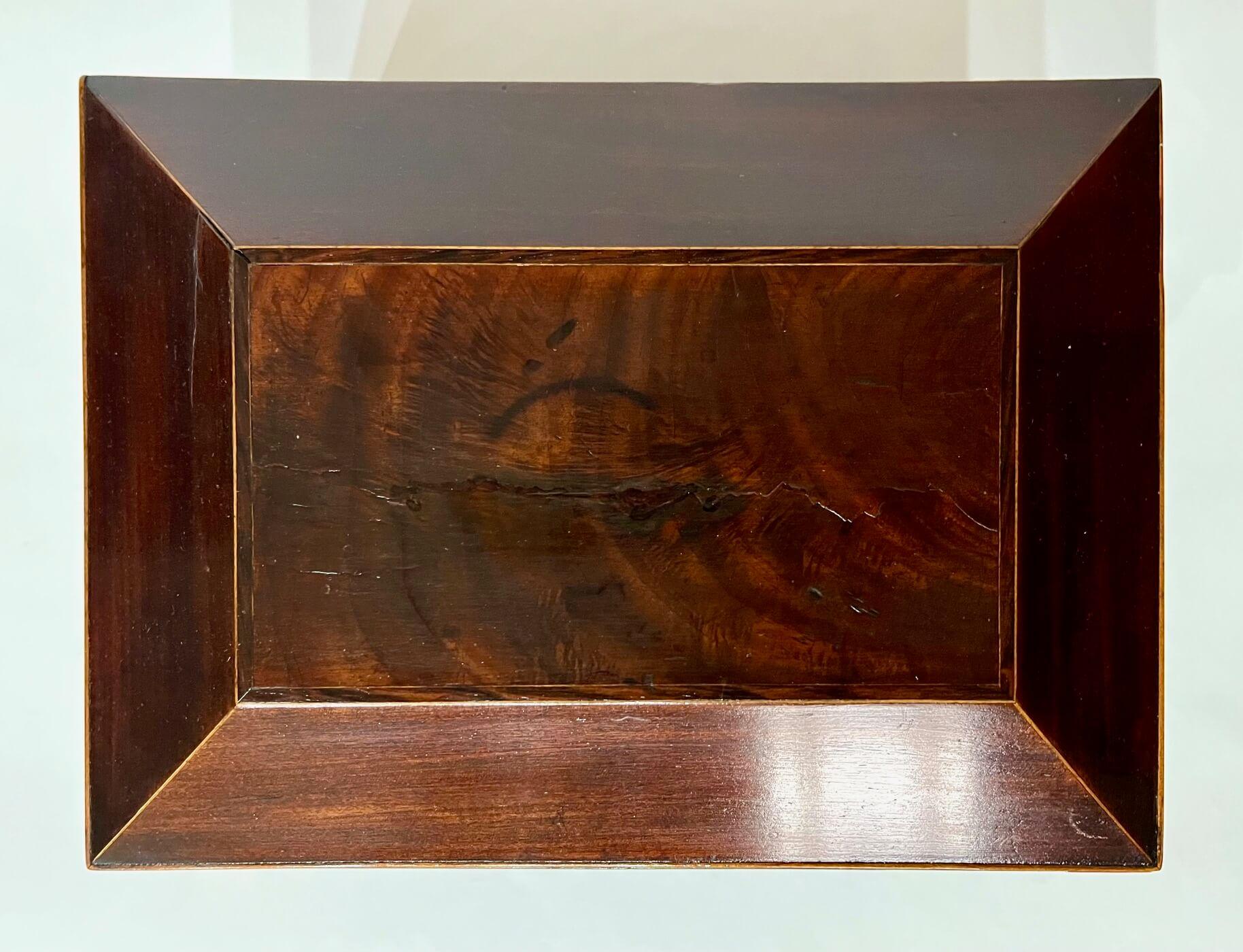 George III 'Mansion' Form Flaschenhalter oder Tisch Cellarette, um 1780 (Messing) im Angebot