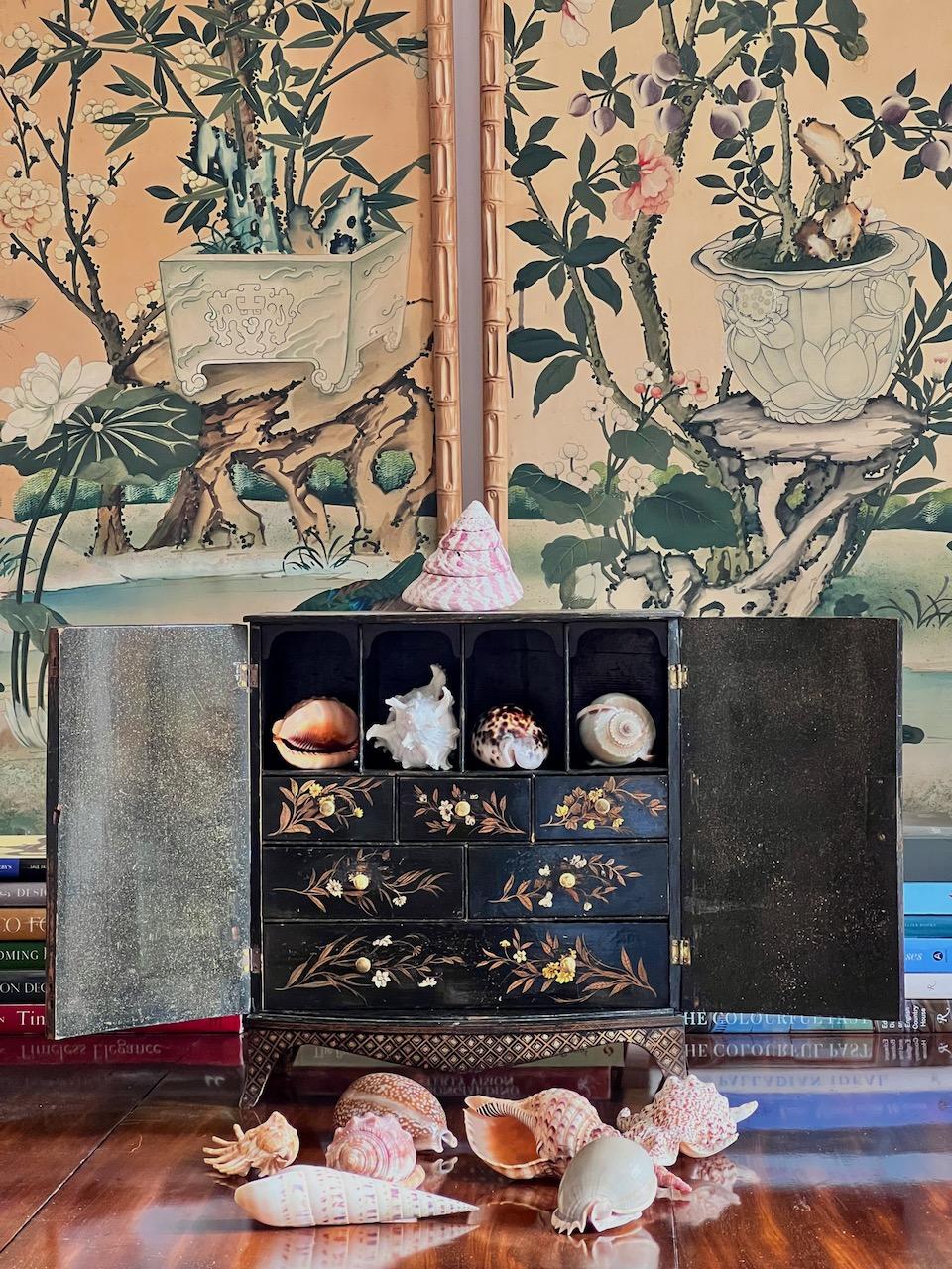 18th Century George III Japanned Table Cabinet In Good Condition For Sale In Richmond, London