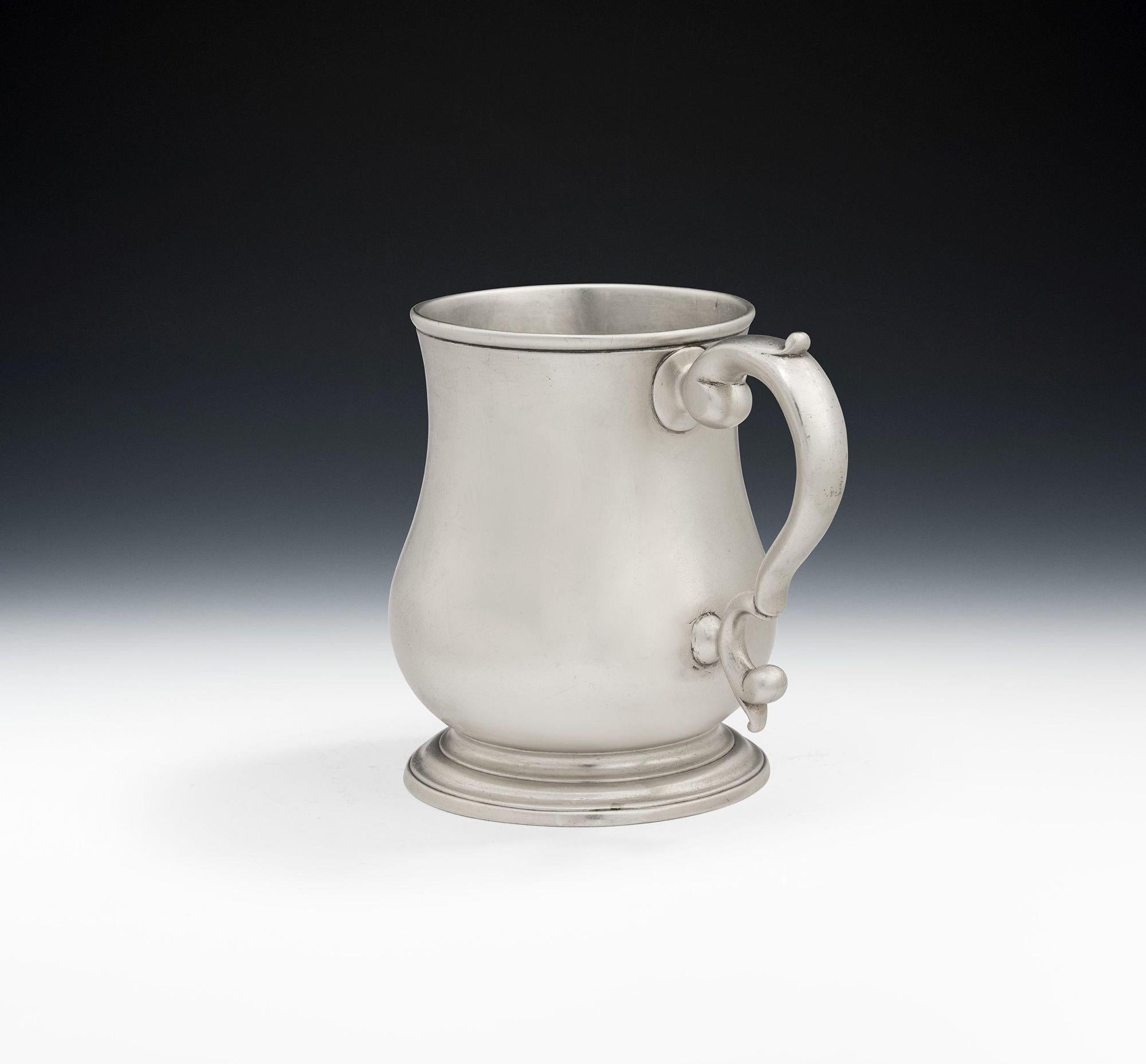 Un raffinato boccale di George III realizzato a Londra nel 1734 da Thomas Farren.

Questa bella tazza poggia su un piede circolare applicato e presenta un corpo principale a balaustro e un bordo estroflesso. Questo pezzo ha un manico a voluta e la