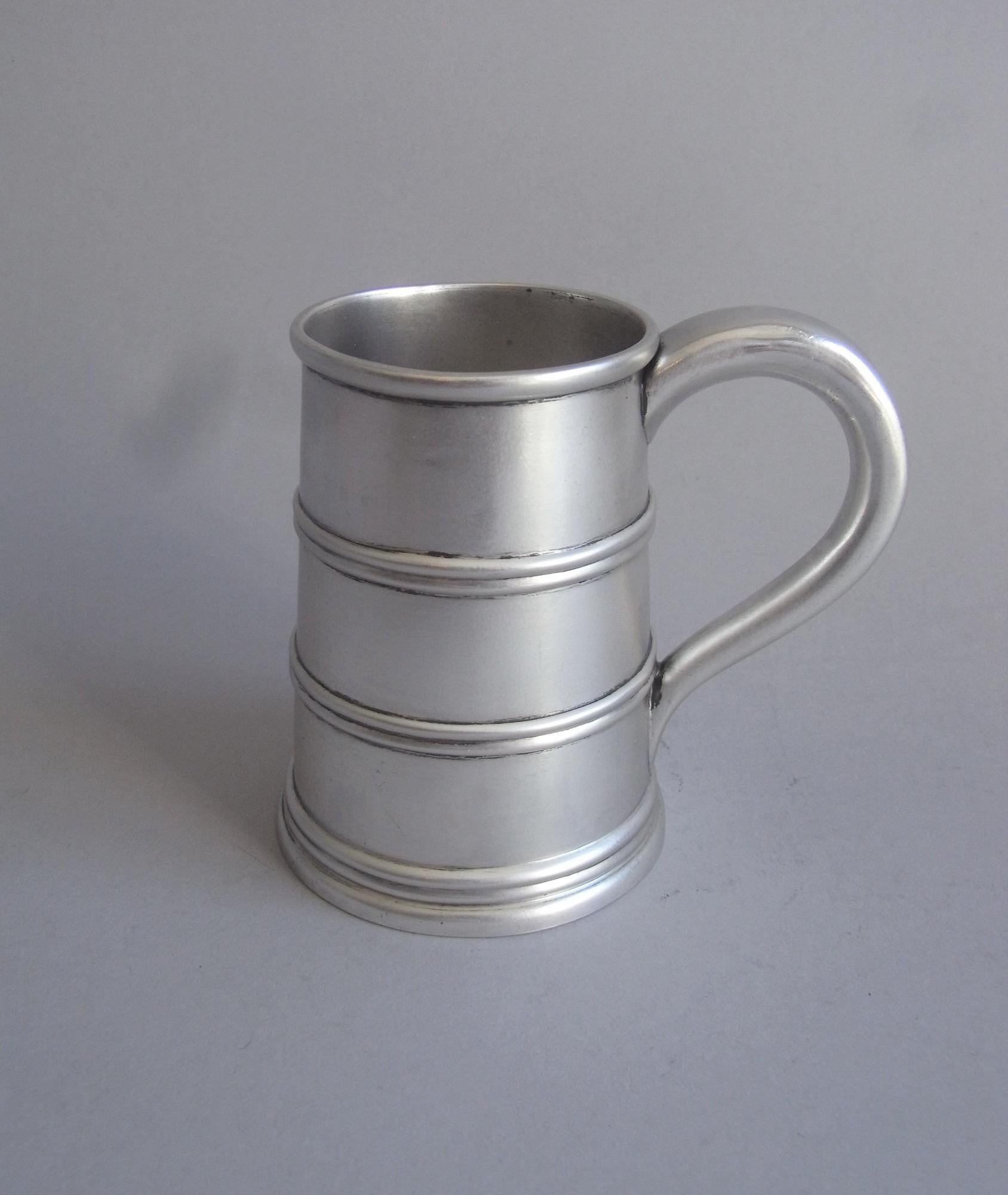 Ein seltener George III Becher, der 1815 in Sheffield von Thomas Blagden & Company hergestellt wurde.

Dieser sehr seltene Becher ist von kleiner Größe und war wahrscheinlich für den Gebrauch einer Dame bestimmt. Die schlanken, spitz zulaufenden