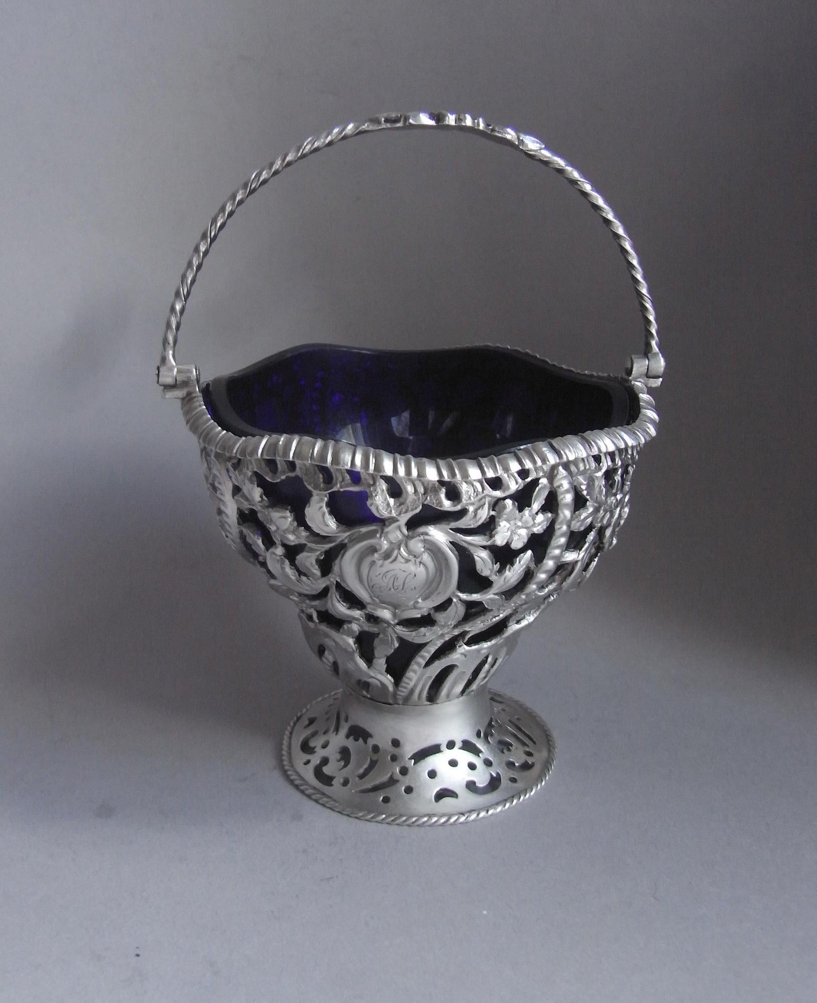 Un inhabituel seau à crème naturaliste de George III fabriqué à Londres en 1771 par Thomas I+I.

Cette pièce inhabituelle repose sur un pied circulaire, percé de rinceaux et de rondeaux, et présente un bord en cordon. Le corps principal, de forme