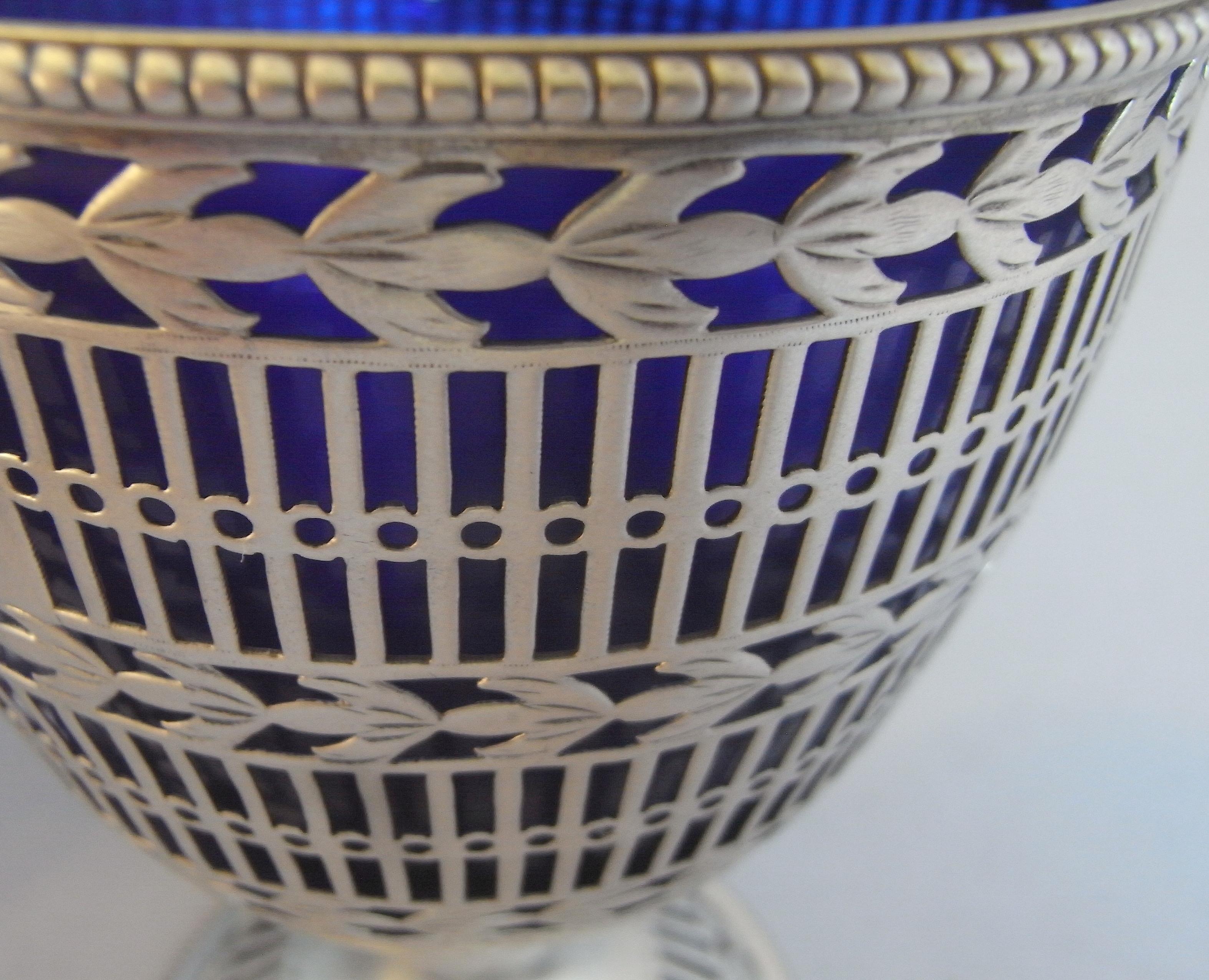 English George III Neo Classical Sugar Basket Made in London by Hester Bateman, 1779 For Sale