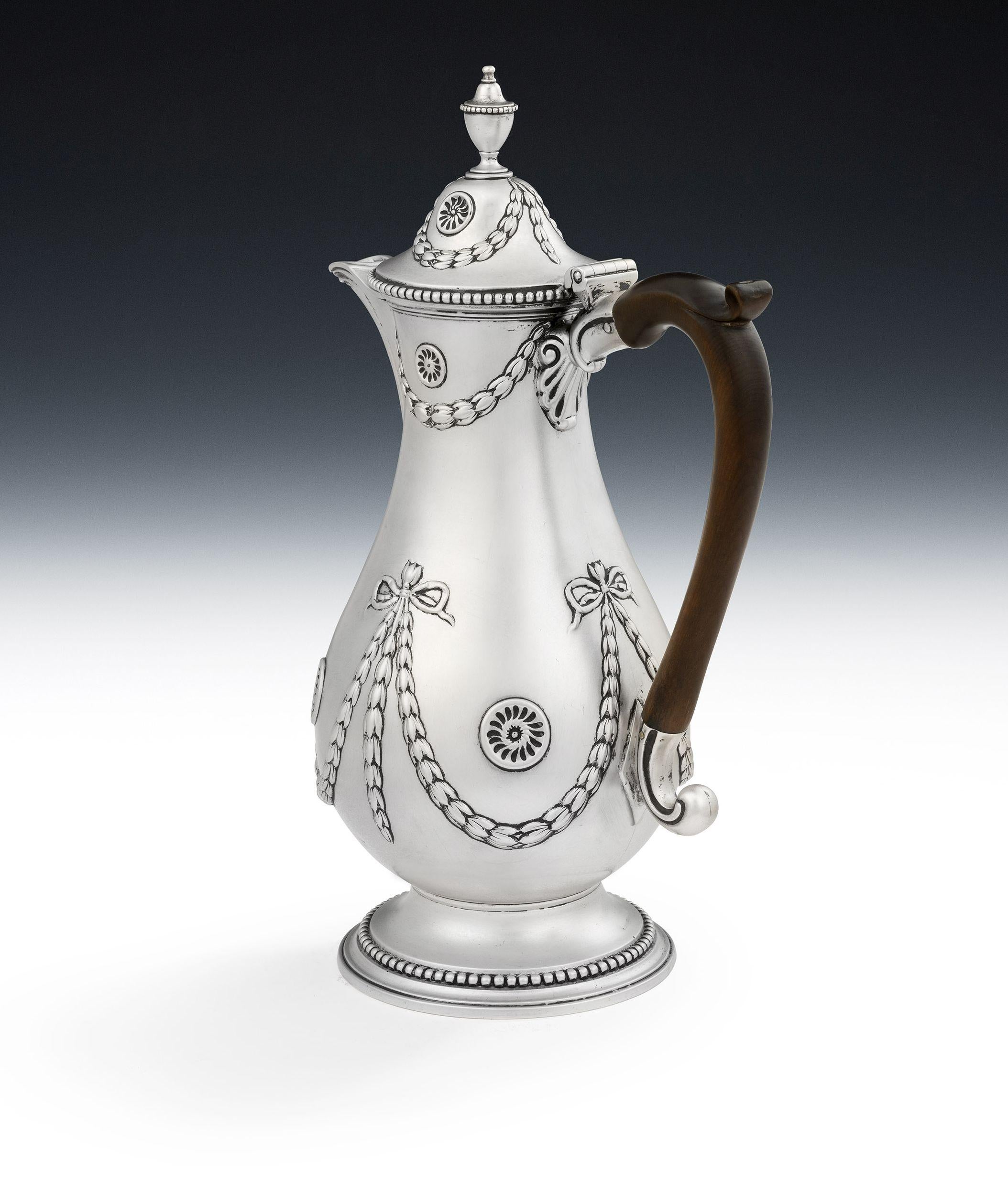 Fina e inusual jarra neoclásica Jorge III para vino y agua, fabricada en Londres en 1775 por Daniel Smith & Robert Sharp.

La jarra se apoya en un pie aplicado, decorado con atrevidos abalorios.  El cuerpo principal, en forma de balaustre, está