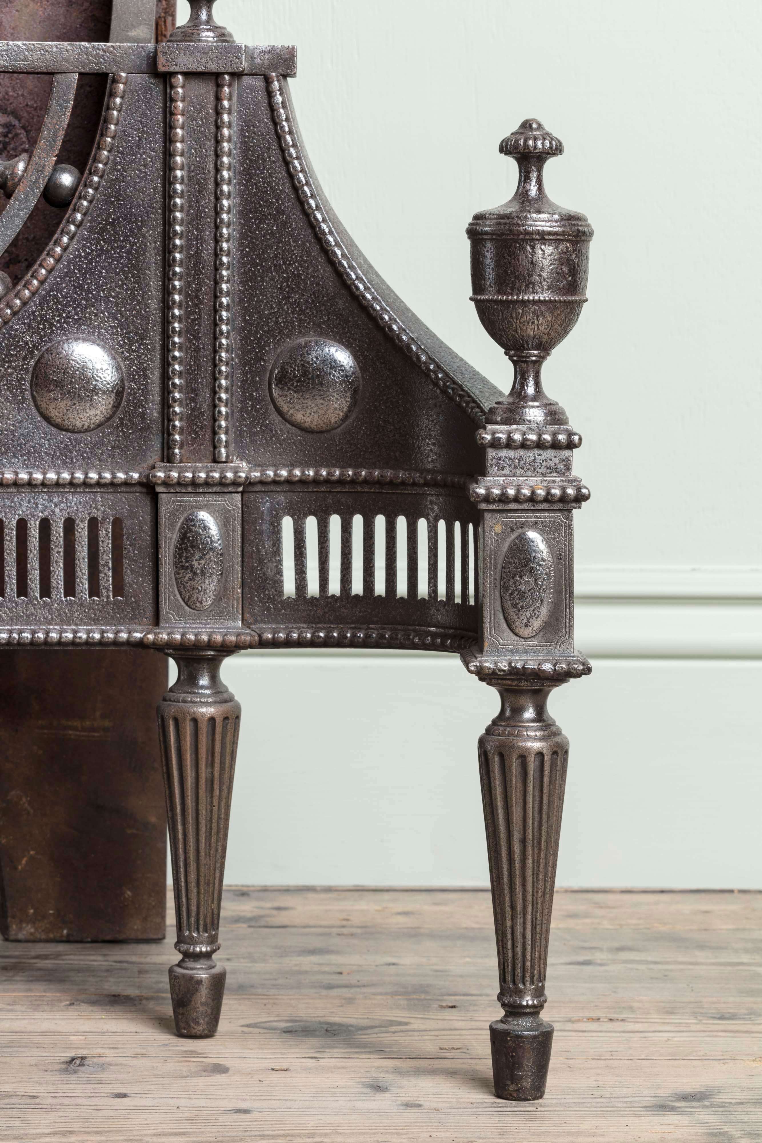 Poli Panier de cheminée néoclassique George III en fonte et fer forgé et acier poli, vers 1770 en vente