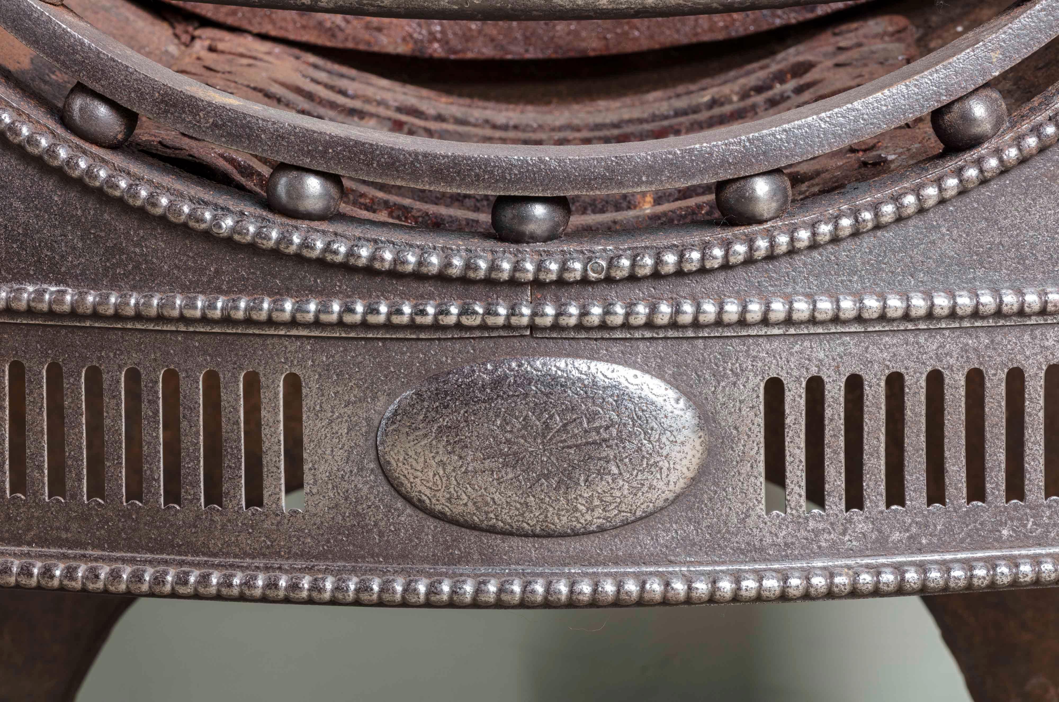 Panier de cheminée néoclassique George III en fonte et fer forgé et acier poli, vers 1770 Bon état - En vente à London, GB