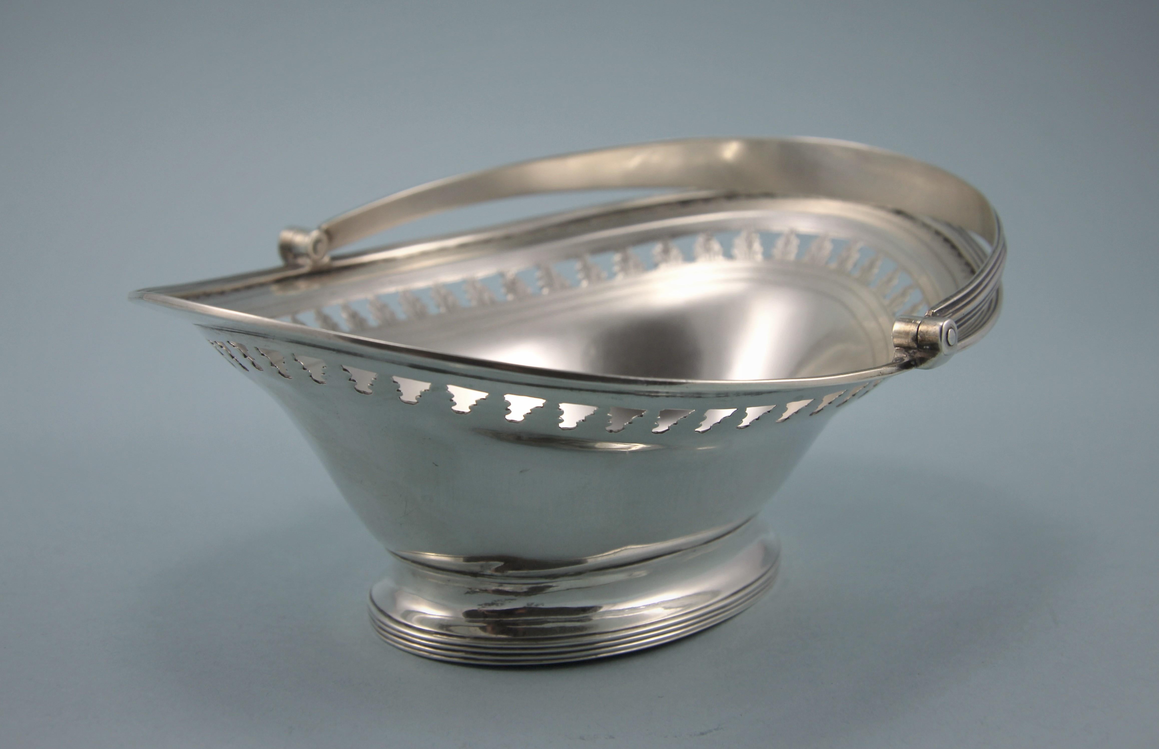 George III Newcastle Sterling Silver Swing-Handled Sweetmeat Basket, 1797 In Good Condition For Sale In London, GB