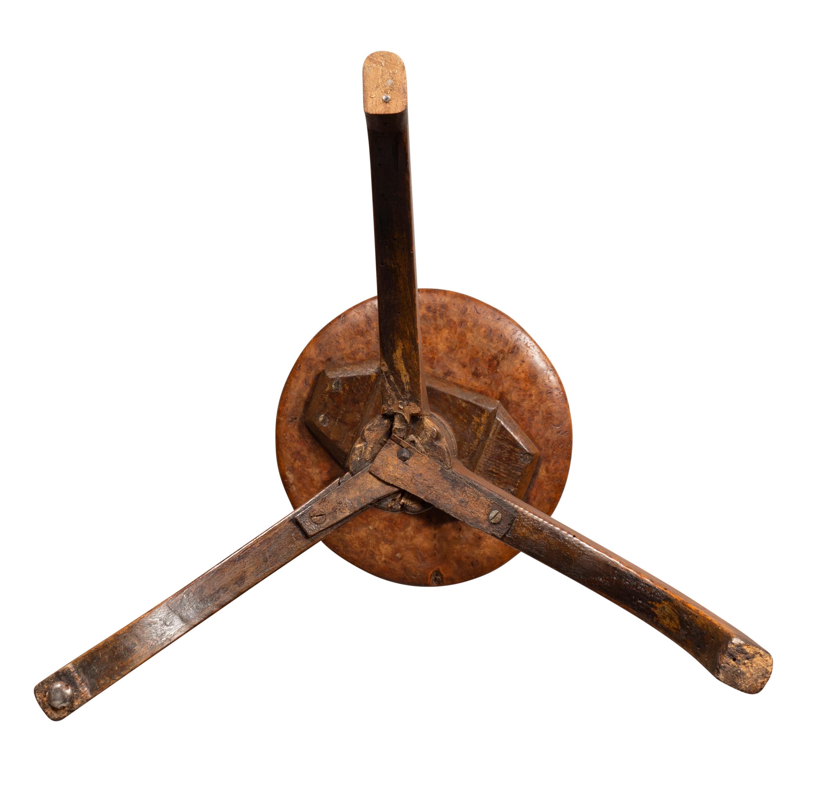 George III Oak And Burl Walnut Candlestand In Good Condition For Sale In Essex, MA