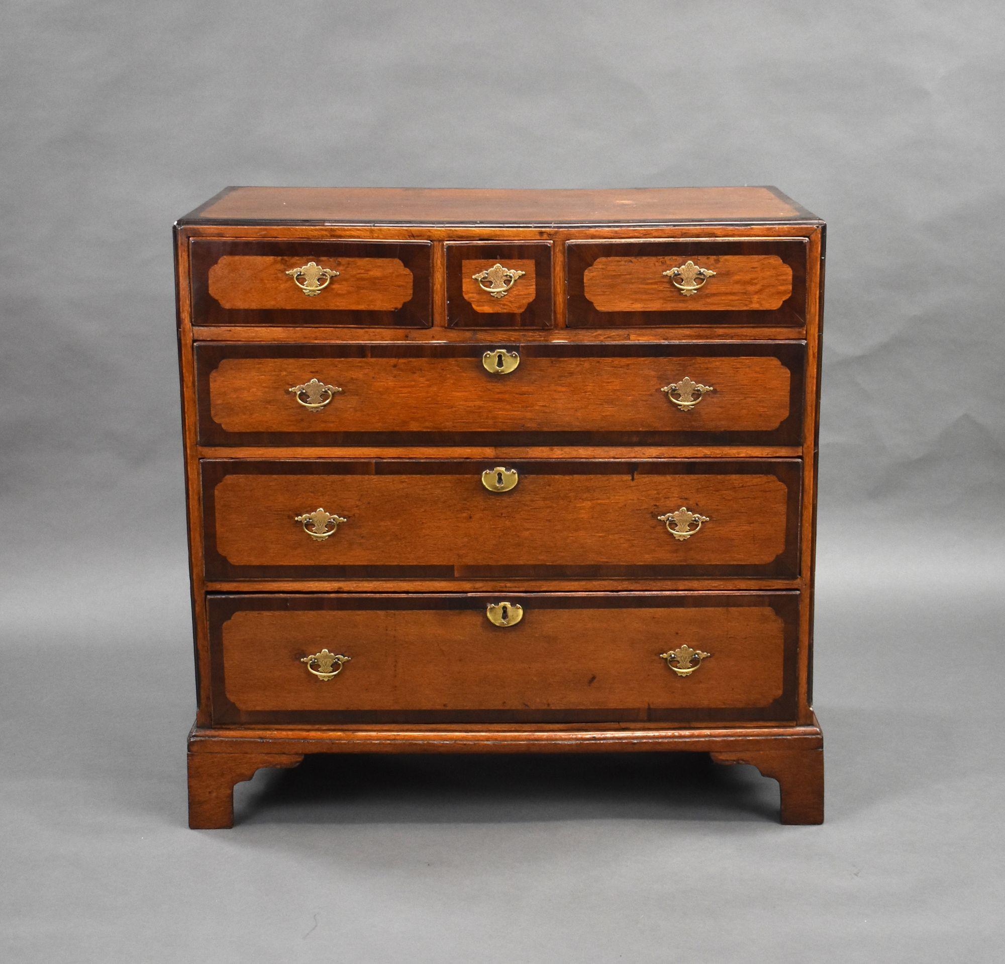 In vendita una cassettiera di buona qualità in Oak di Giorgio III, con un piano piegato sopra una disposizione di sei cassetti (tre corti e due lunghi), ognuno dei quali è dotato di fascia e maniglie in ottone, e poggia su piedi a staffa. Questo