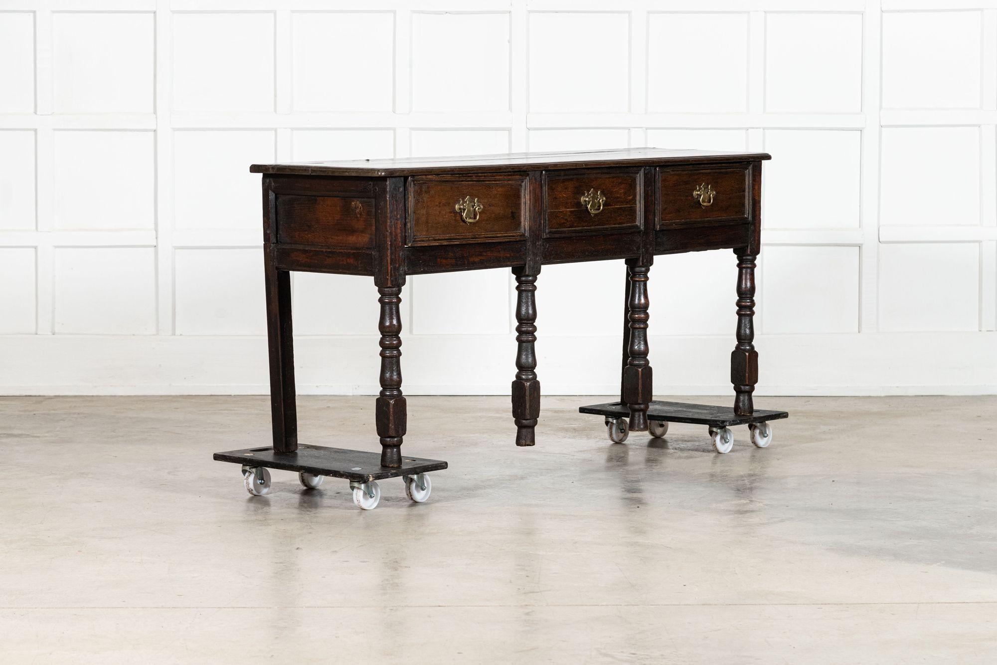 um 1790
George III Eiche Kommode Basis
sku 2092
B167 x T47 x H77,5 cm
Gewicht 40Kg