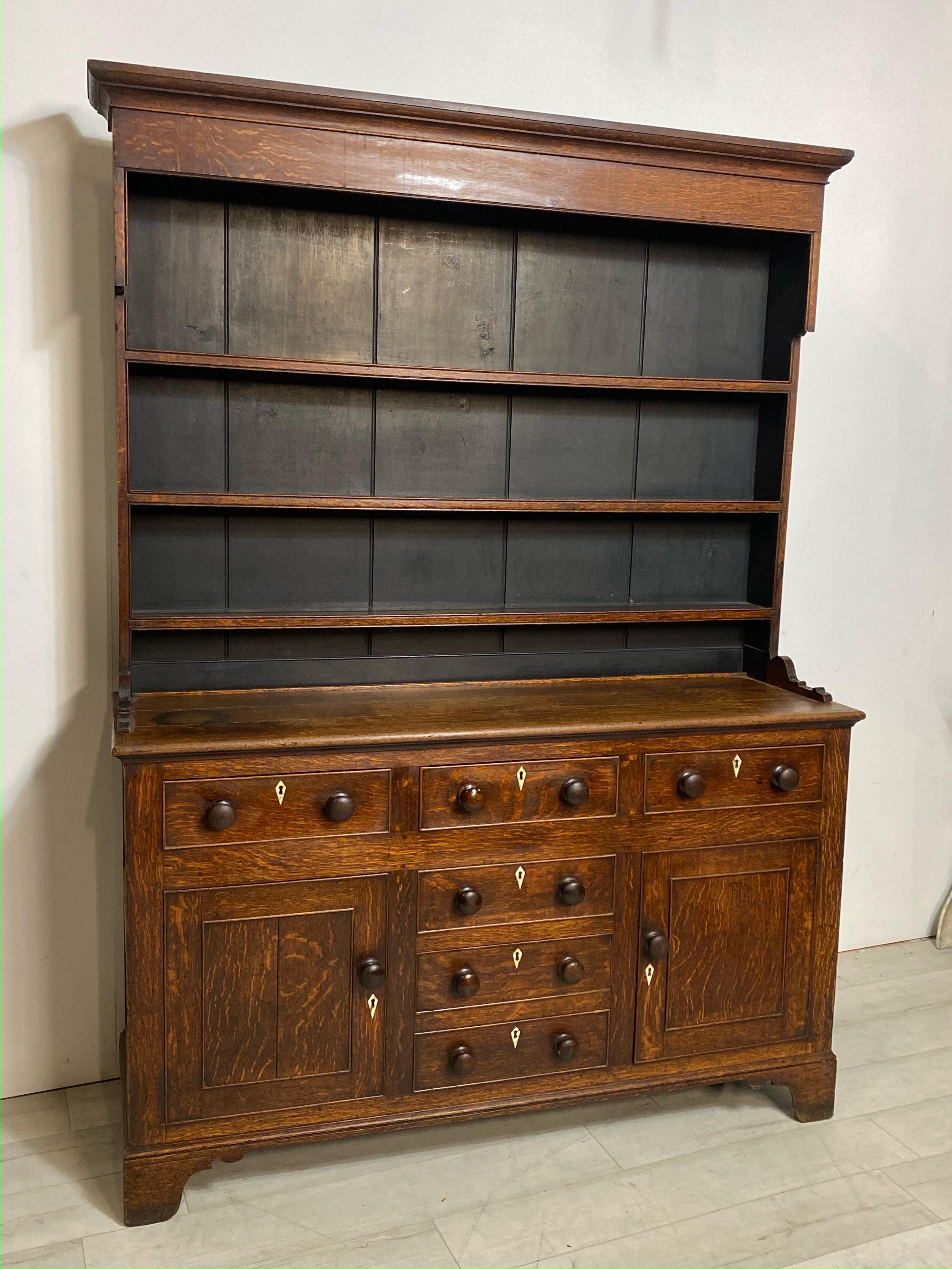 Inglese Buffet cassettiera in Oak di Giorgio III, Inghilterra, fine del XVIII secolo in vendita