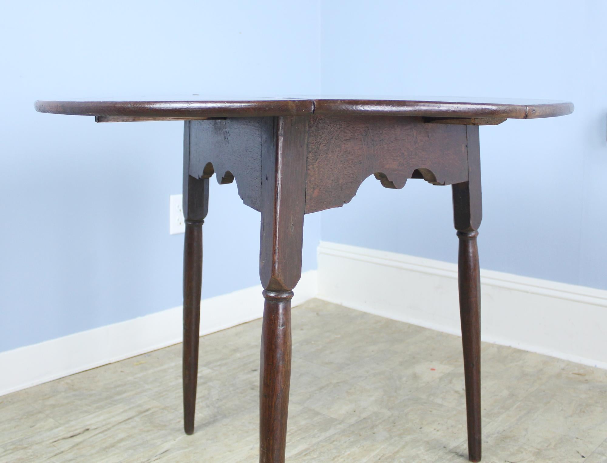 George III Oak Drop Leaf Cricket Table In Good Condition In Port Chester, NY