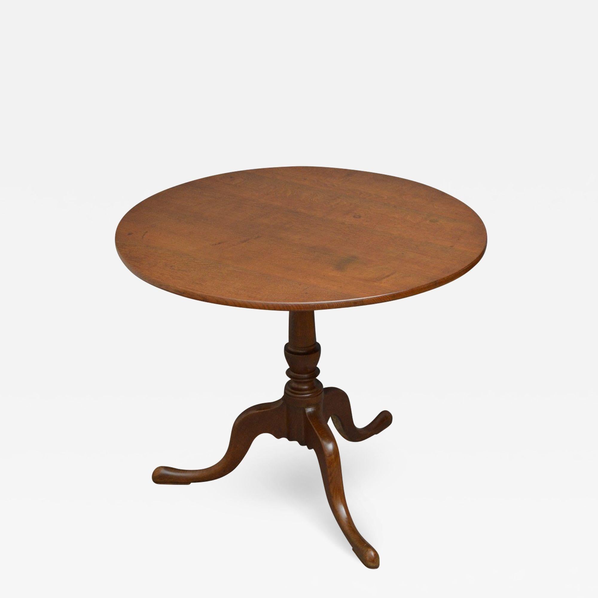 Sn4238 Table d'appoint en chêne de George III, tripode, à plateau basculant, avec un généreux plateau et une colonne en forme de vase se terminant par trois pieds balayés vers le bas. Cette table d'appoint ancienne est en état de marche. c1780
H28