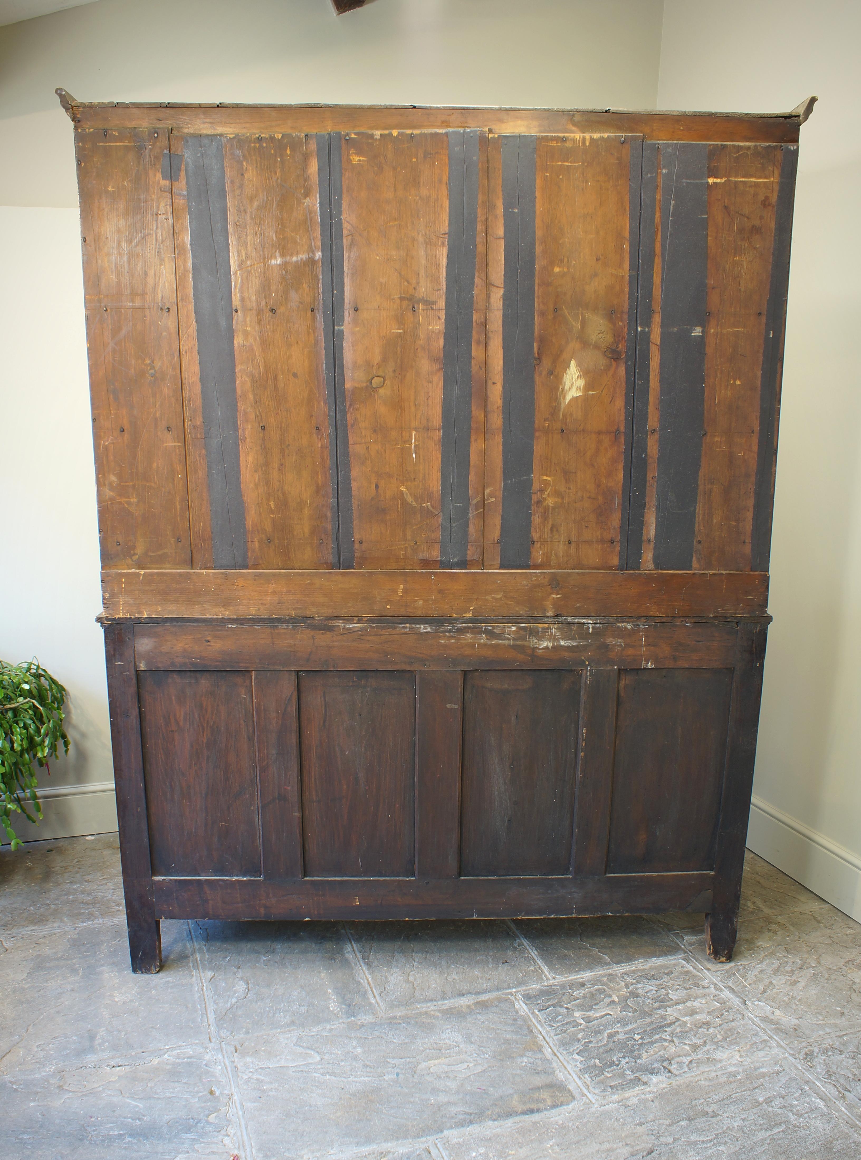A good quality Georgian oak Welsh dresser and rack. Having an original rack with original extra wide back boards. The base with an arrangement of three top drawers and three drawers to the centre, flanked by two shaped fielded cupboard doors with a
