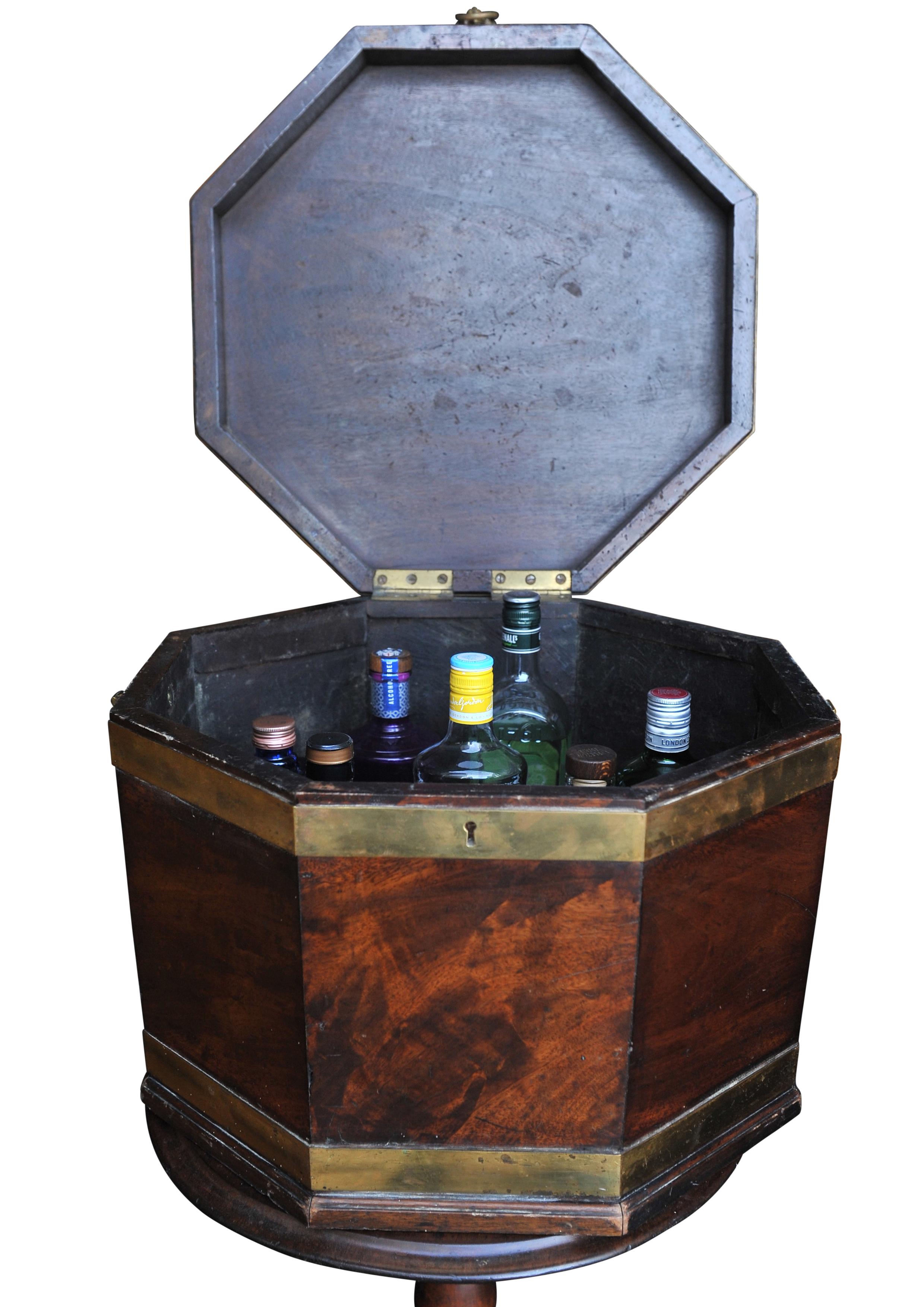 Barra seca de caoba y latón de forma octogonal Jorge III Circa 1780 Renacimiento del imperio en venta