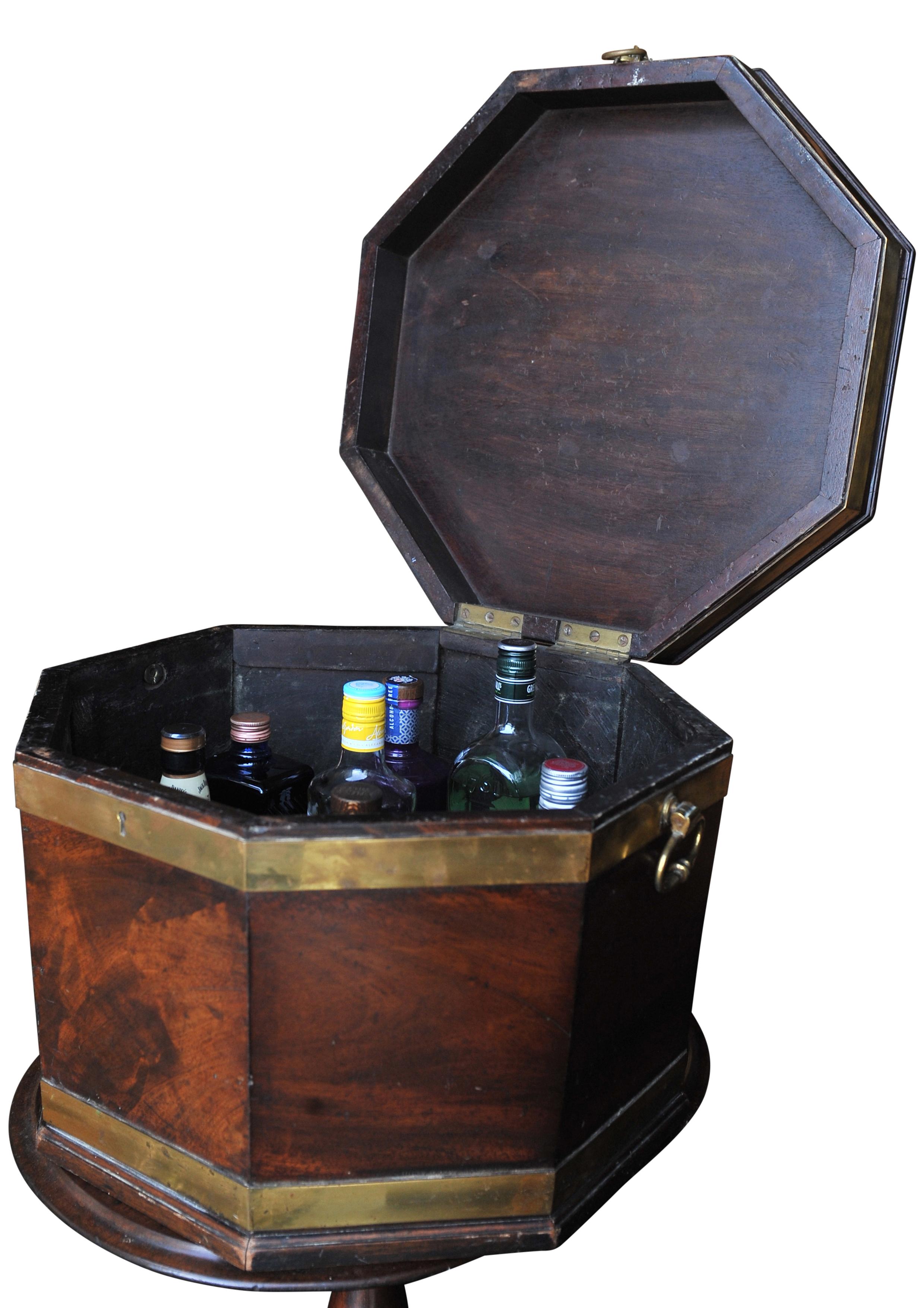 Barra seca de caoba y latón de forma octogonal Jorge III Circa 1780 Inglés en venta