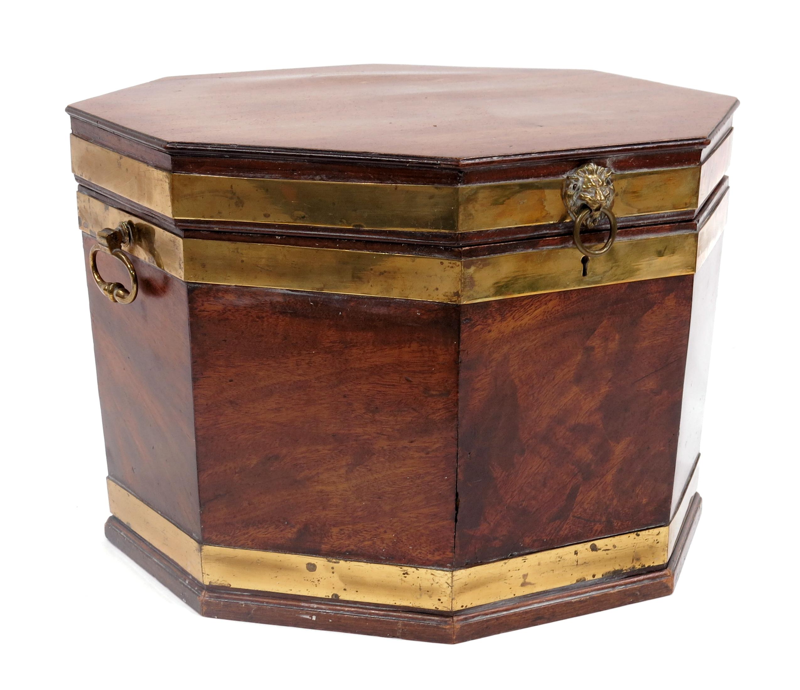 Barra seca de caoba y latón de forma octogonal Jorge III Circa 1780 Hecho a mano en venta