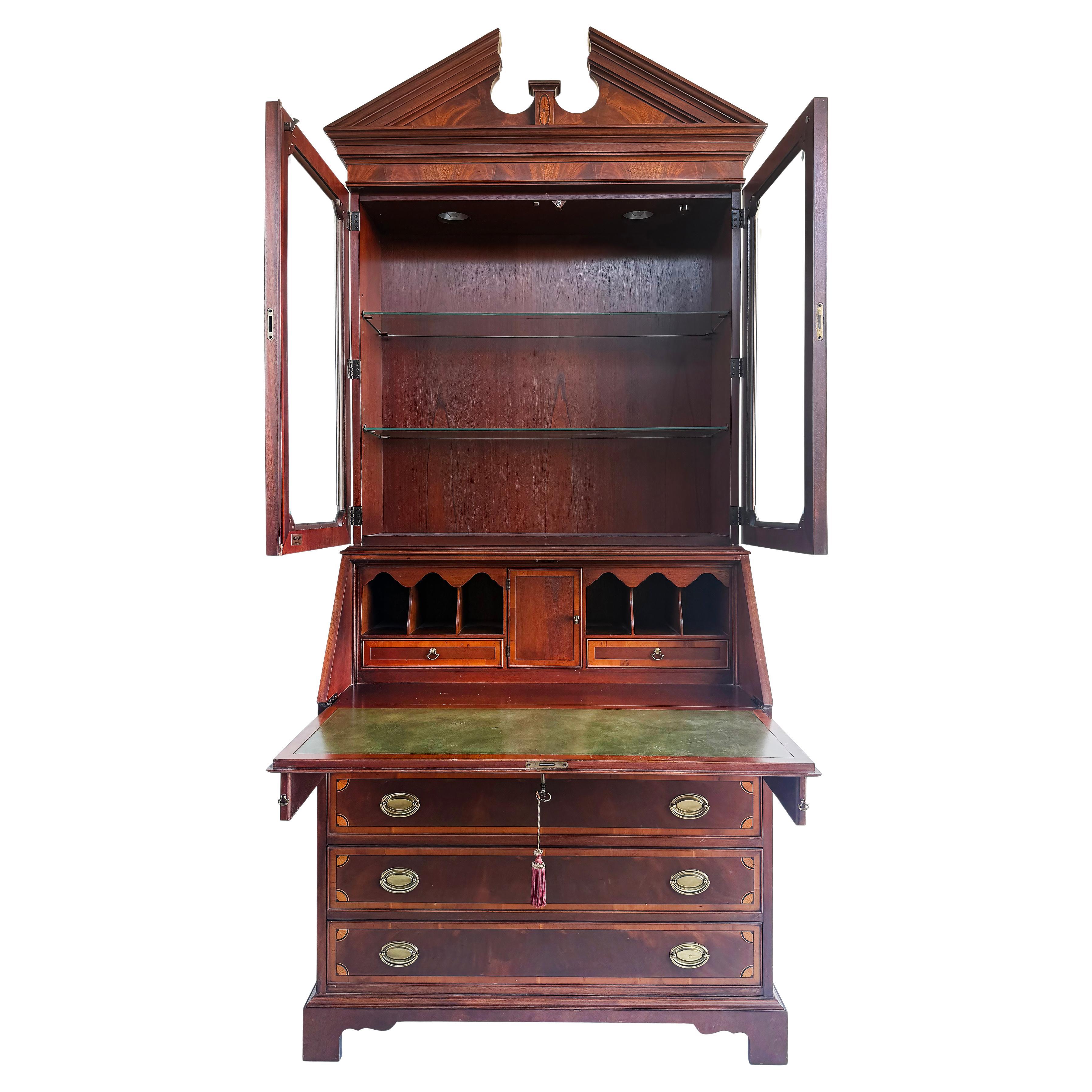 Librería secreter de caoba estilo Jorge III o Hepplewhite con frontón en arco en venta