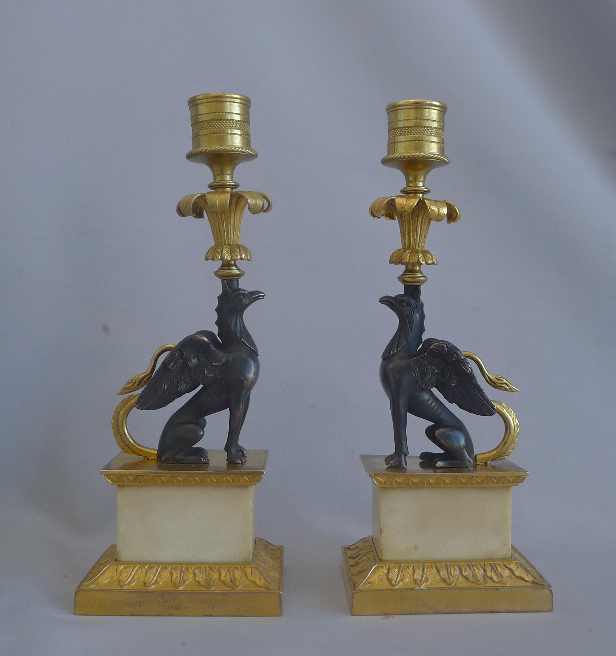 George III Ormolu and Marble Chambers Pattern Griffin Candlesticks (Britisch)