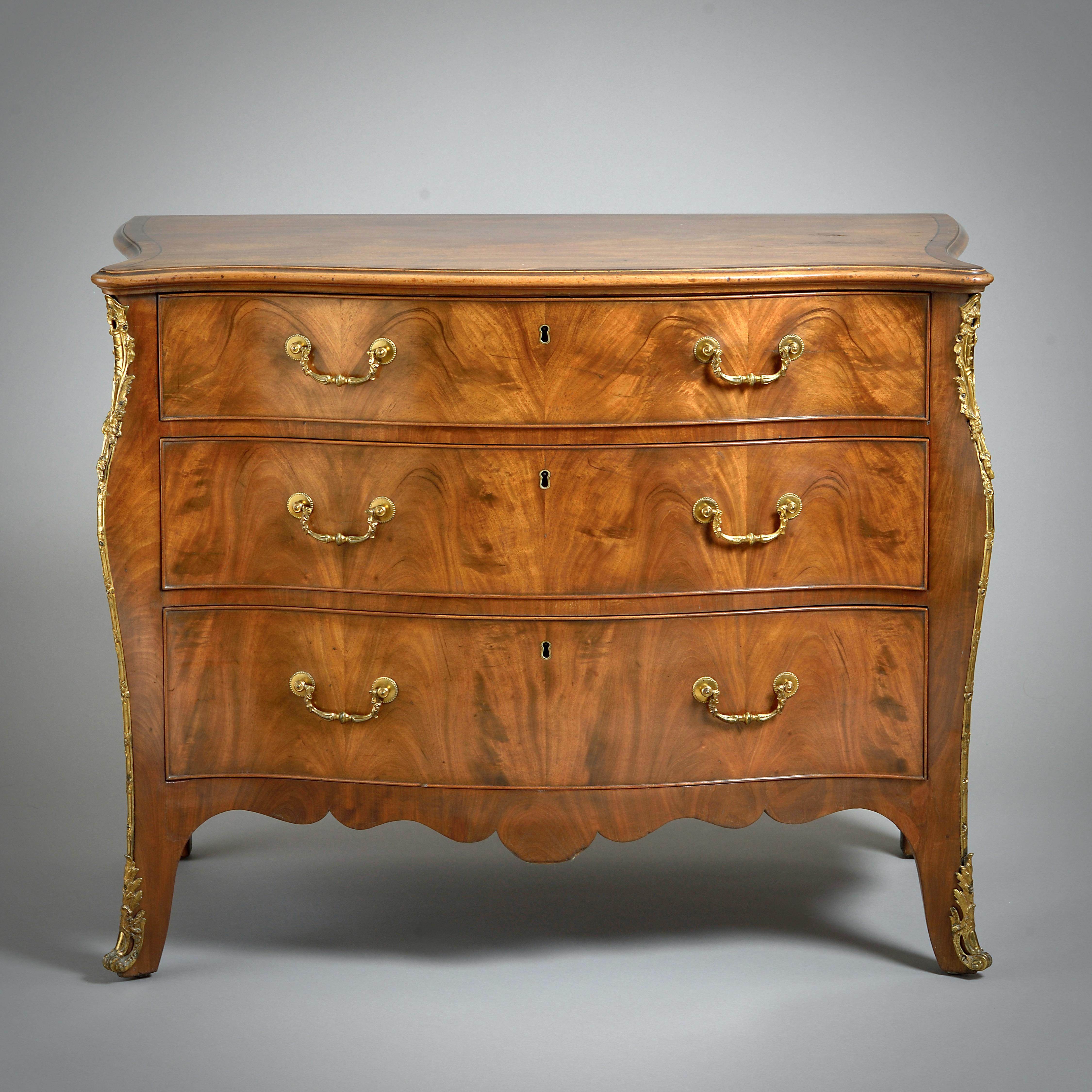 George III Ormolu-Mounted Mahogany Serpentine Commode In Good Condition In London, GB