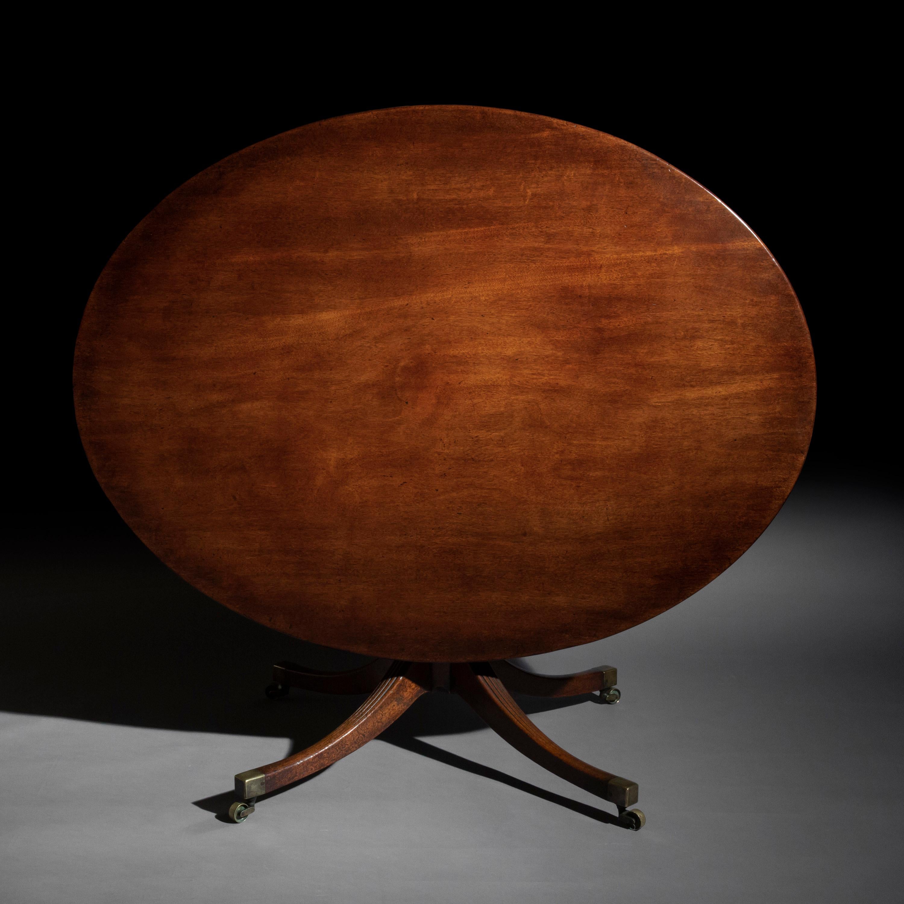 George III Oval Dining Table for 4 or Centre Table, circa 1790 In Good Condition In London, GB