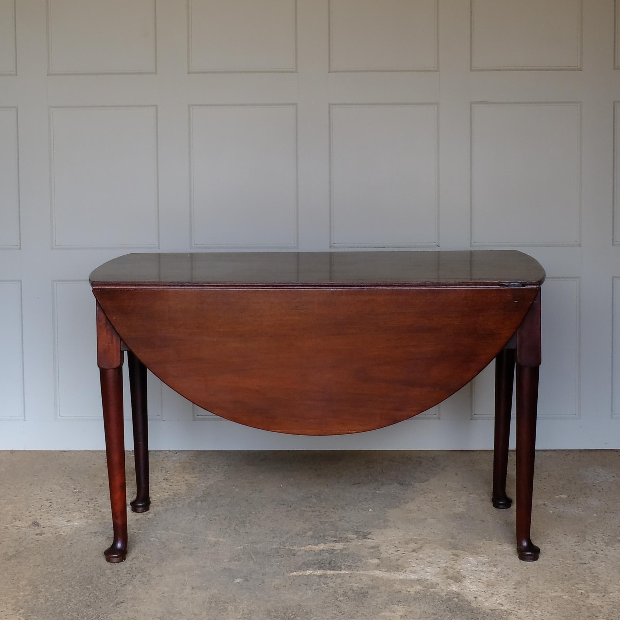 A George III mahogany oval drop leaf table, standing on elegant cabriole legs. A lovely example with a delightful patina throughout in very good condition. Perfect as a dining, side or hall table. 

Date: 18th century
Height:  71.5 cm
Width:   114