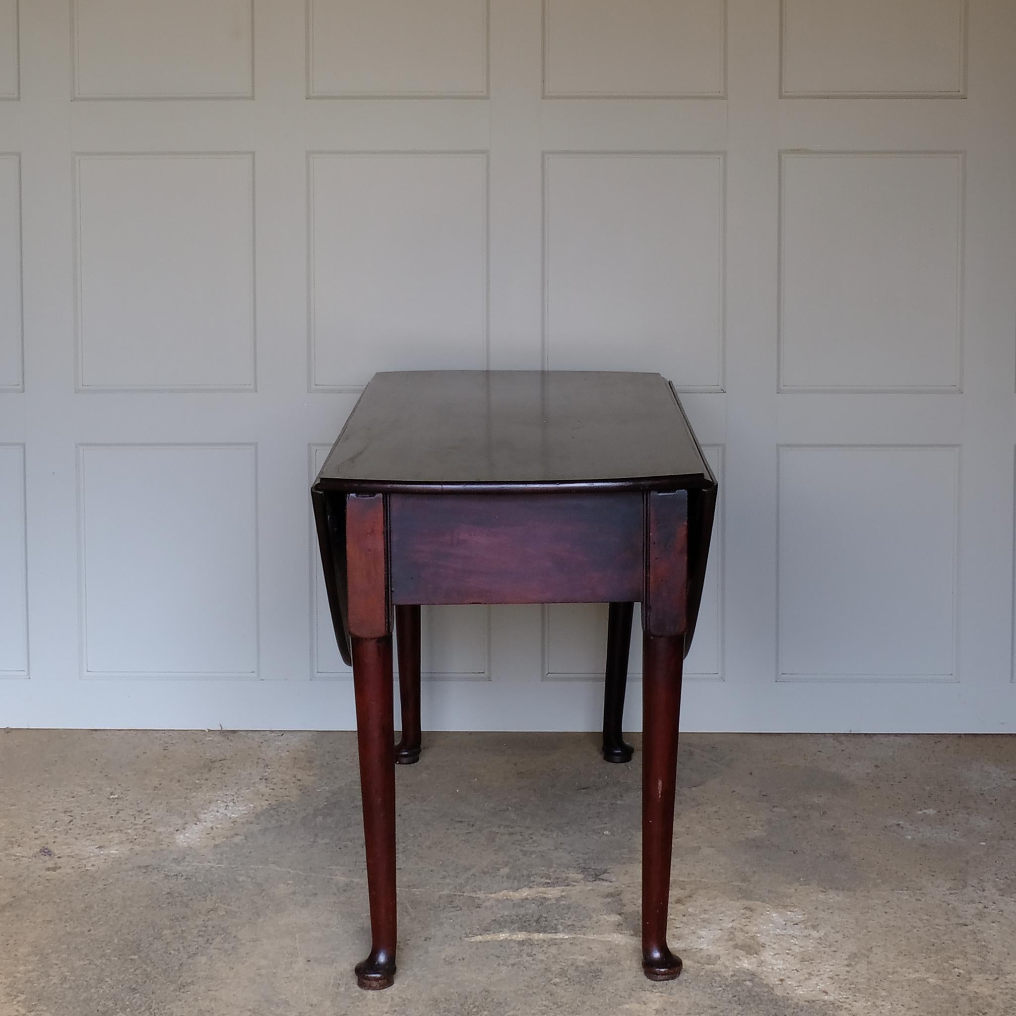 British George III Oval Drop Leaf Table For Sale