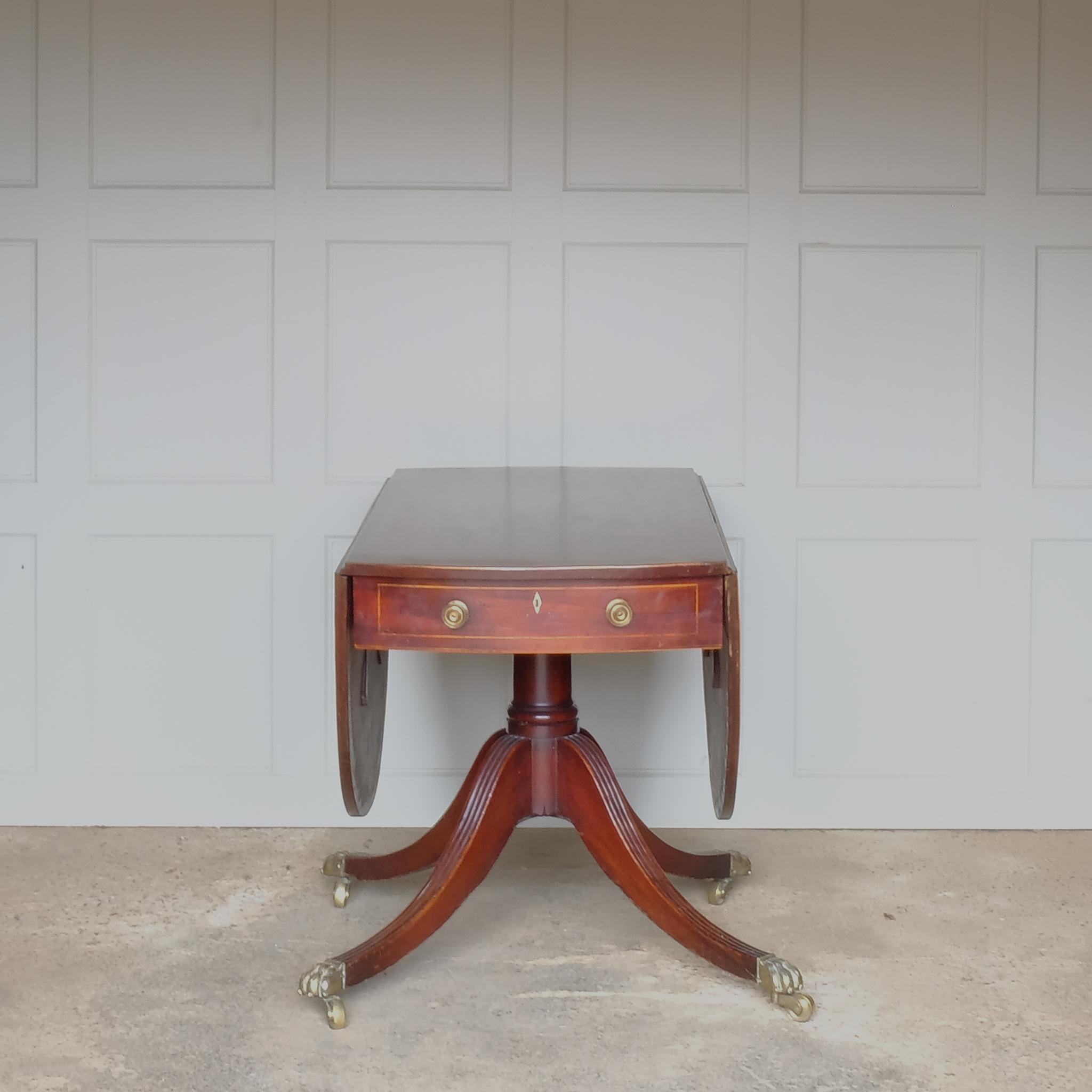 George III Oval Pembroke Table In Good Condition For Sale In Kettering, GB