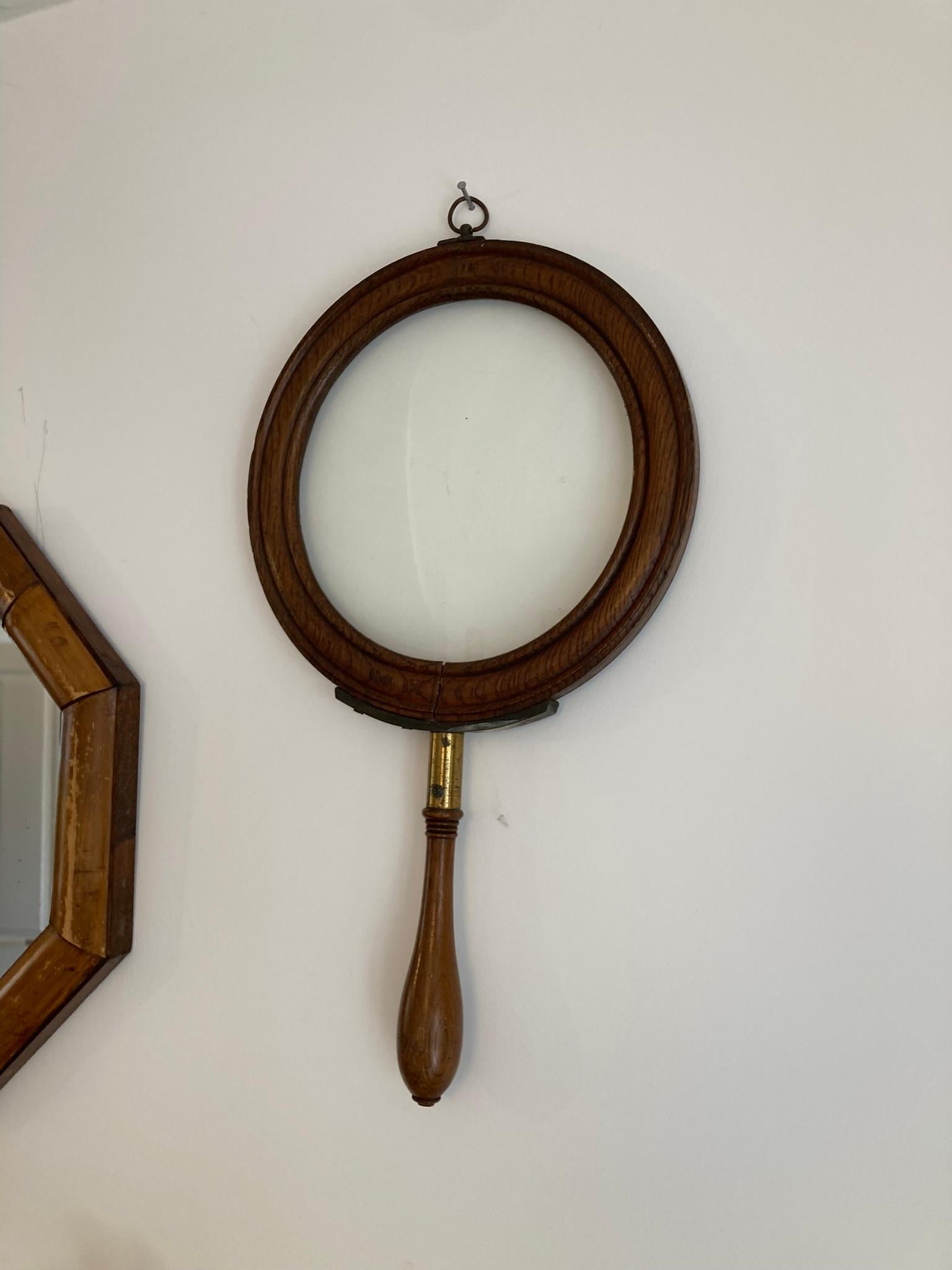 Lente d'ingrandimento sovradimensionata di Giorgio III, fine 1790 circa. Composto da una cornice in mogano tornito che sostiene una lente di 20 cm con un manico in mogano tornito collegato da una generosa ghiera in ottone avvitata alla base.

Questo