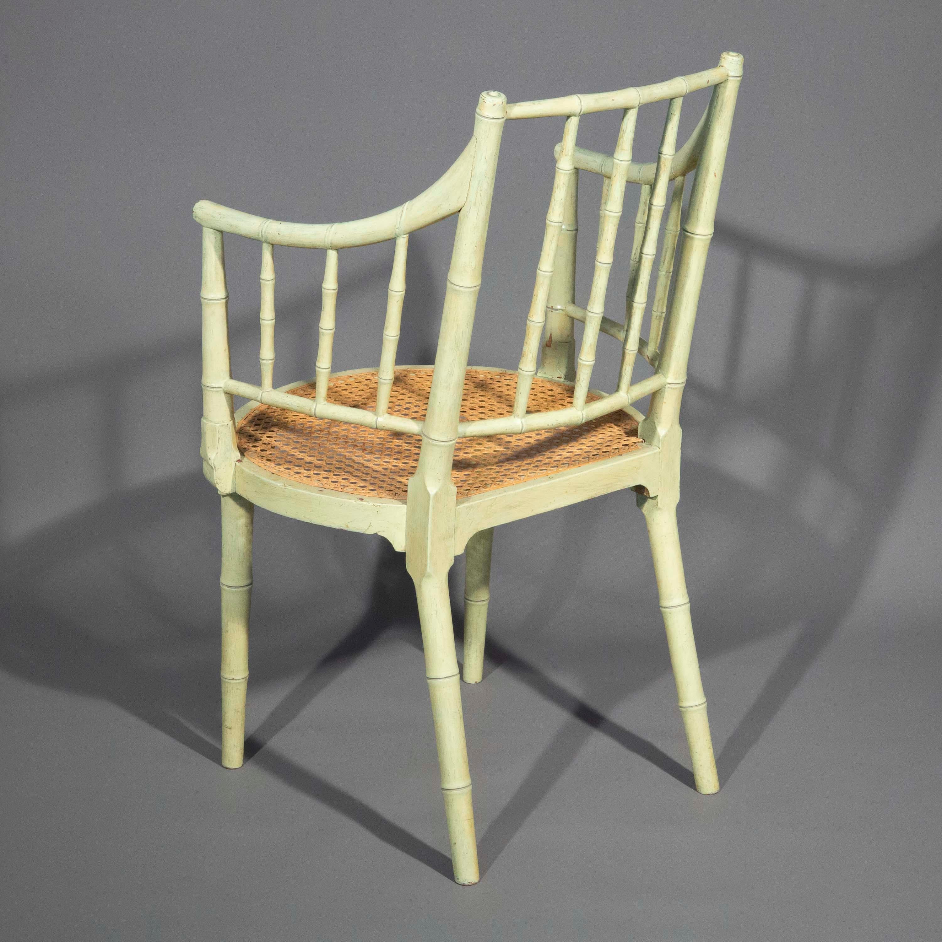 Rare chaise coudée peinte de la fin de la période George III - début de la période Regency, sculptée à la manière de la Chinoiserie pour simuler le bambou, d'après des dessins de Gillows. Anglais, vers 1790-1800. Livré avec un coussin de pigeonneau