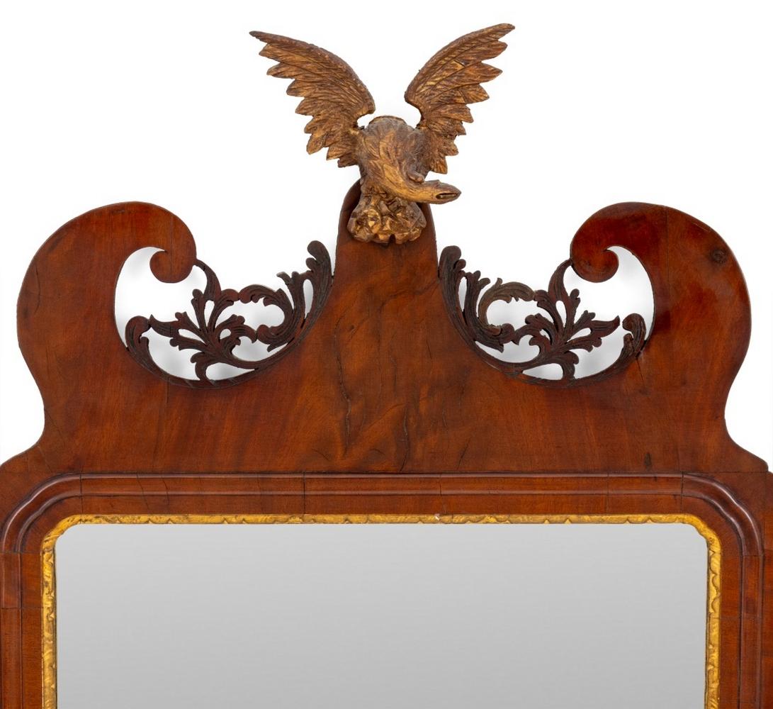 Espejo de Pared Jorge III Dorado y Caoba, circa 1770, con cresta de águila. 51