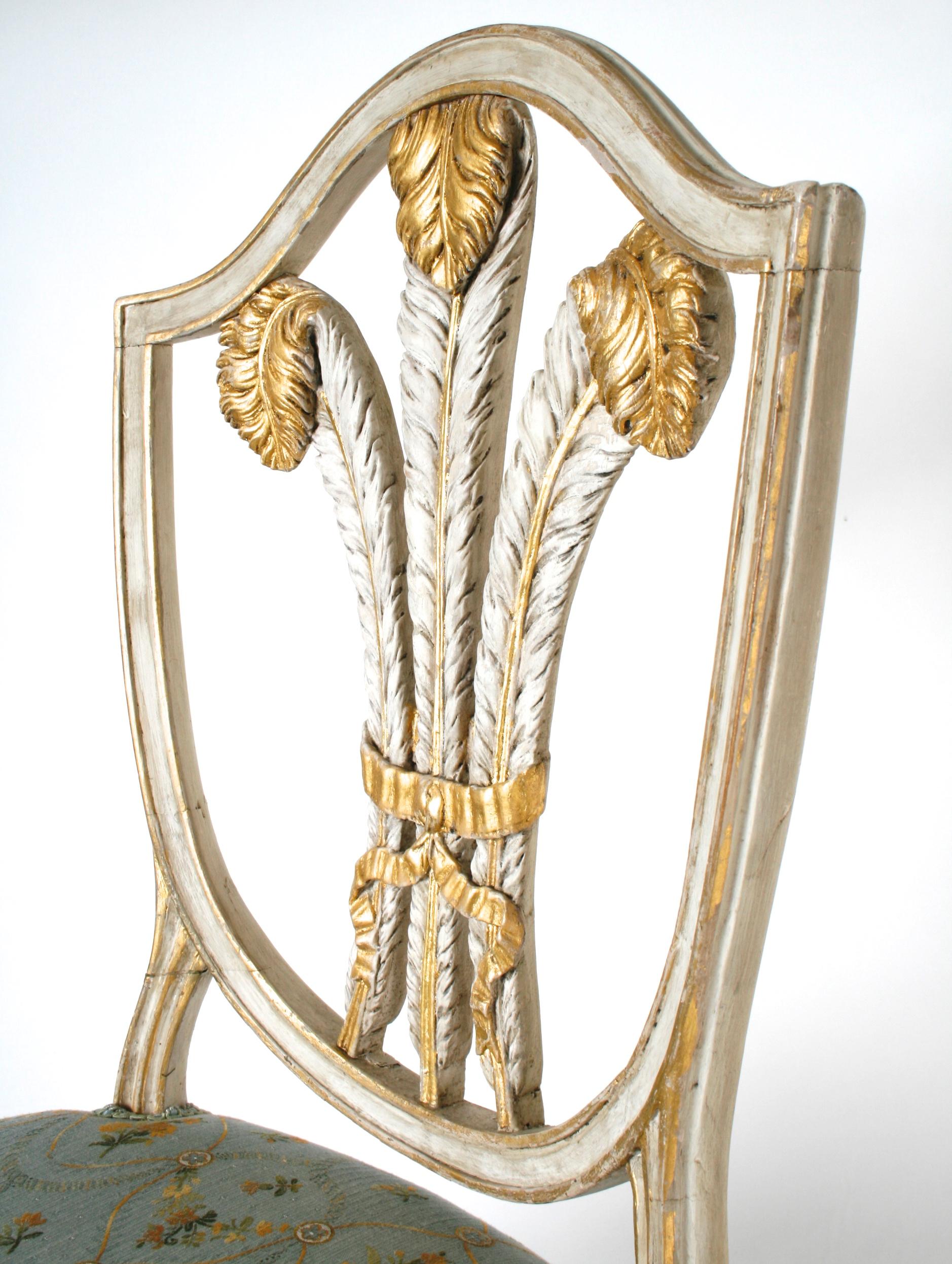 George III.-Beistellstühle mit vergoldeter Schildrückenlehne und Pflaume, um 1775 3