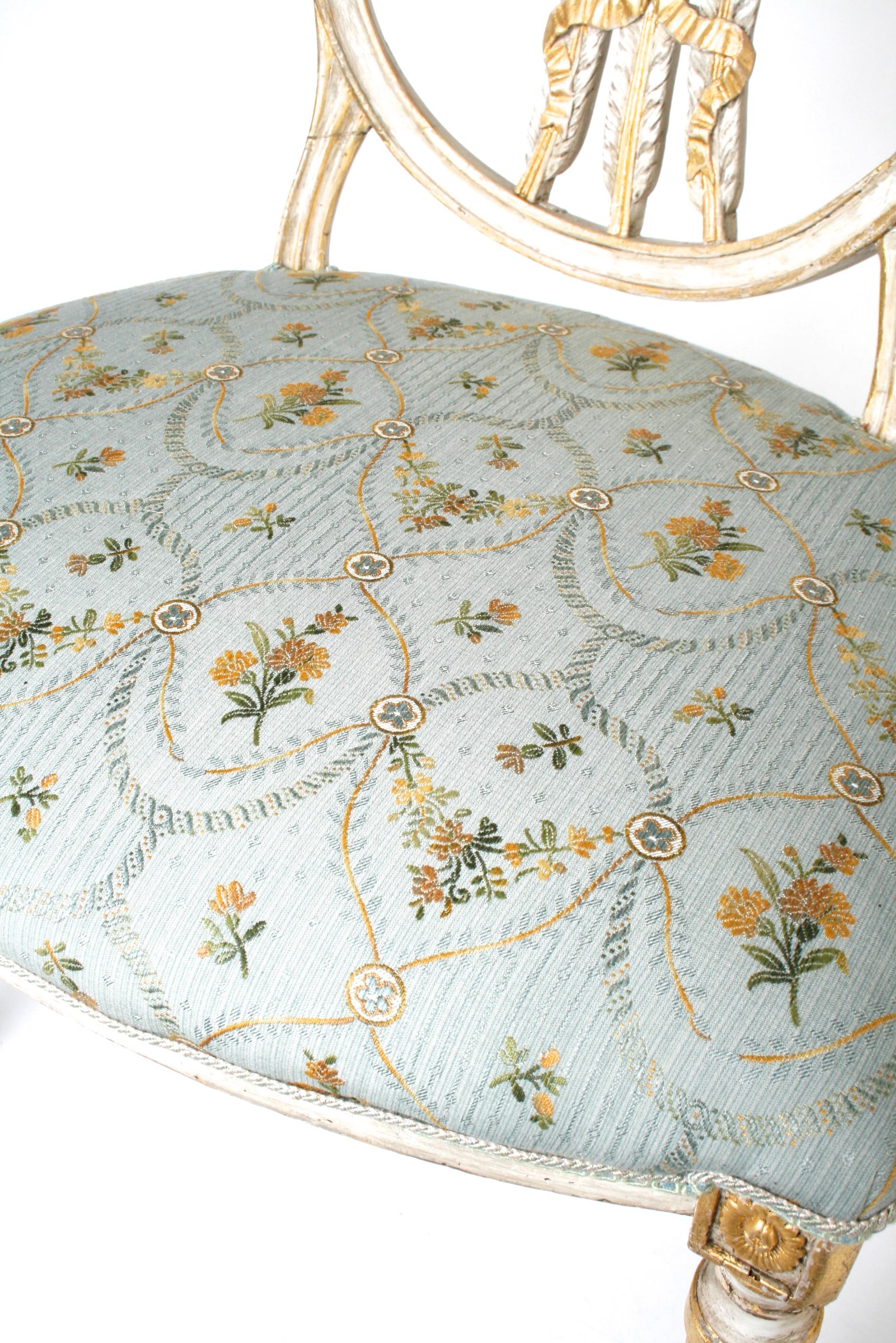 George III.-Beistellstühle mit vergoldeter Schildrückenlehne und Pflaume, um 1775 4