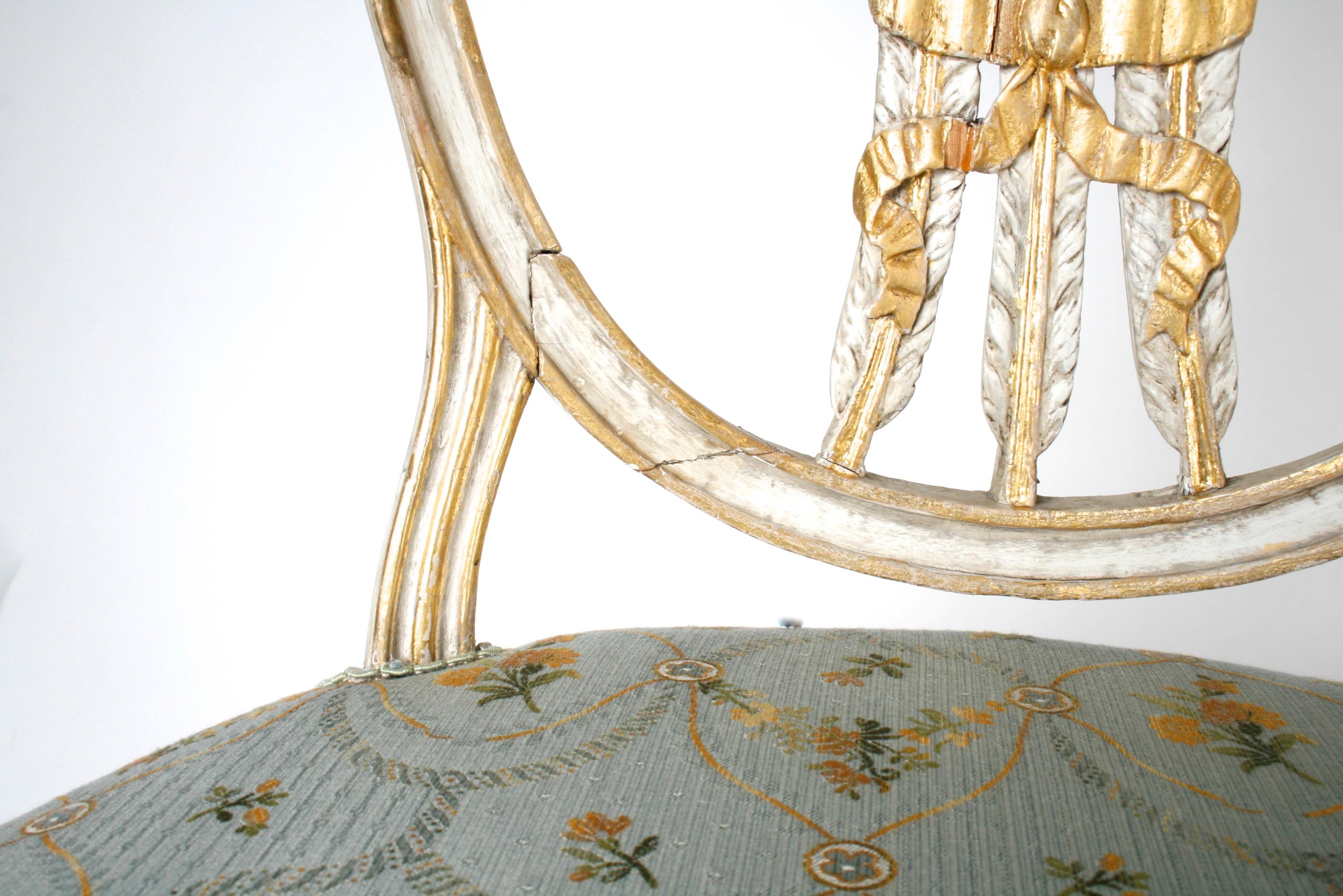 George III.-Beistellstühle mit vergoldeter Schildrückenlehne und Pflaume, um 1775 6