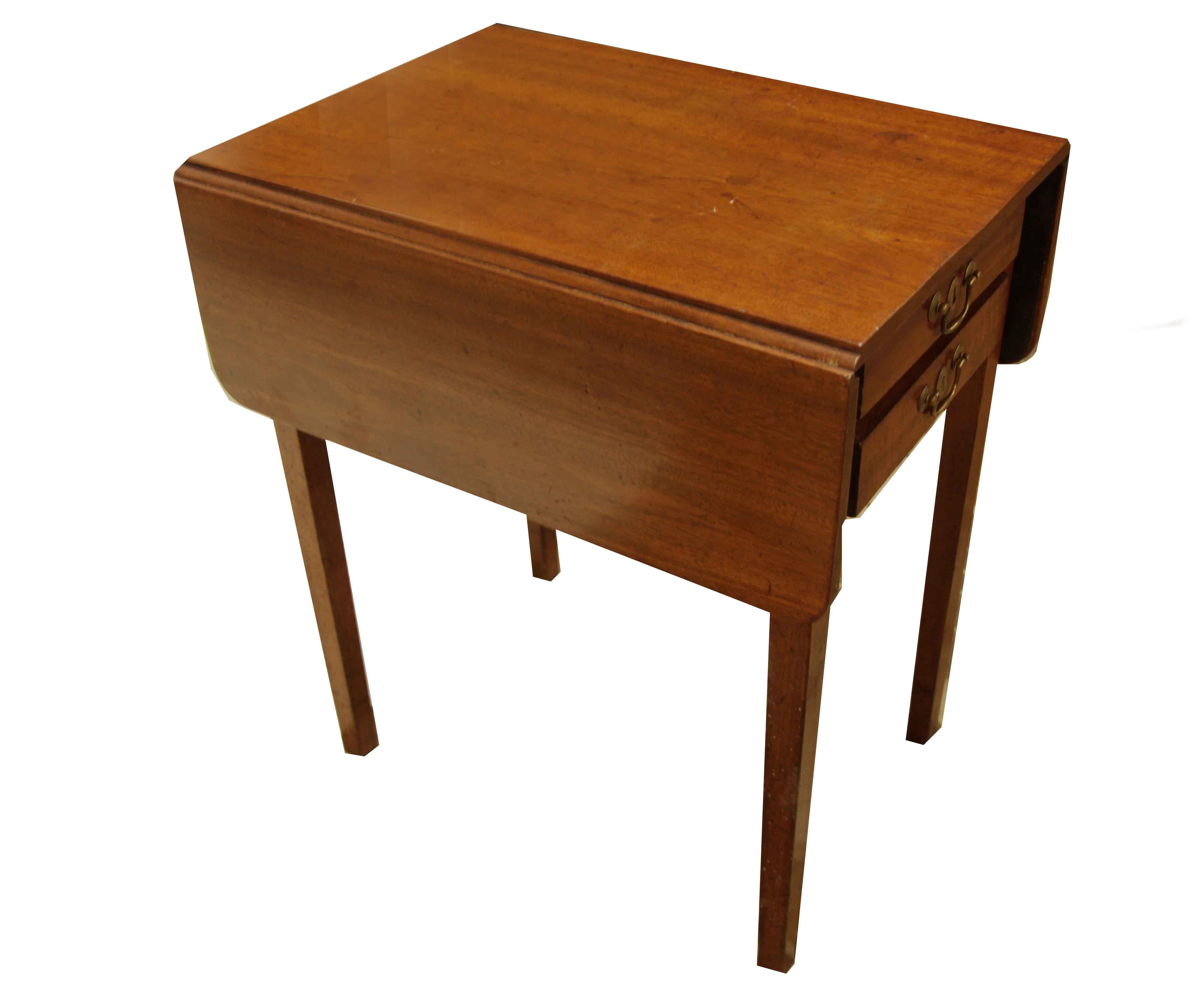 Georg III. Pembroke-Tisch,  Dieser Mahagoni-Tisch hat eine angenehme, warme Farbe,  die beiden Schubladen haben Schwanenhalsgriffe (die Rückseite des Tisches hat die gleichen Griffe, aber es sind falsche Schubladen); die Beine sind schön verjüngt