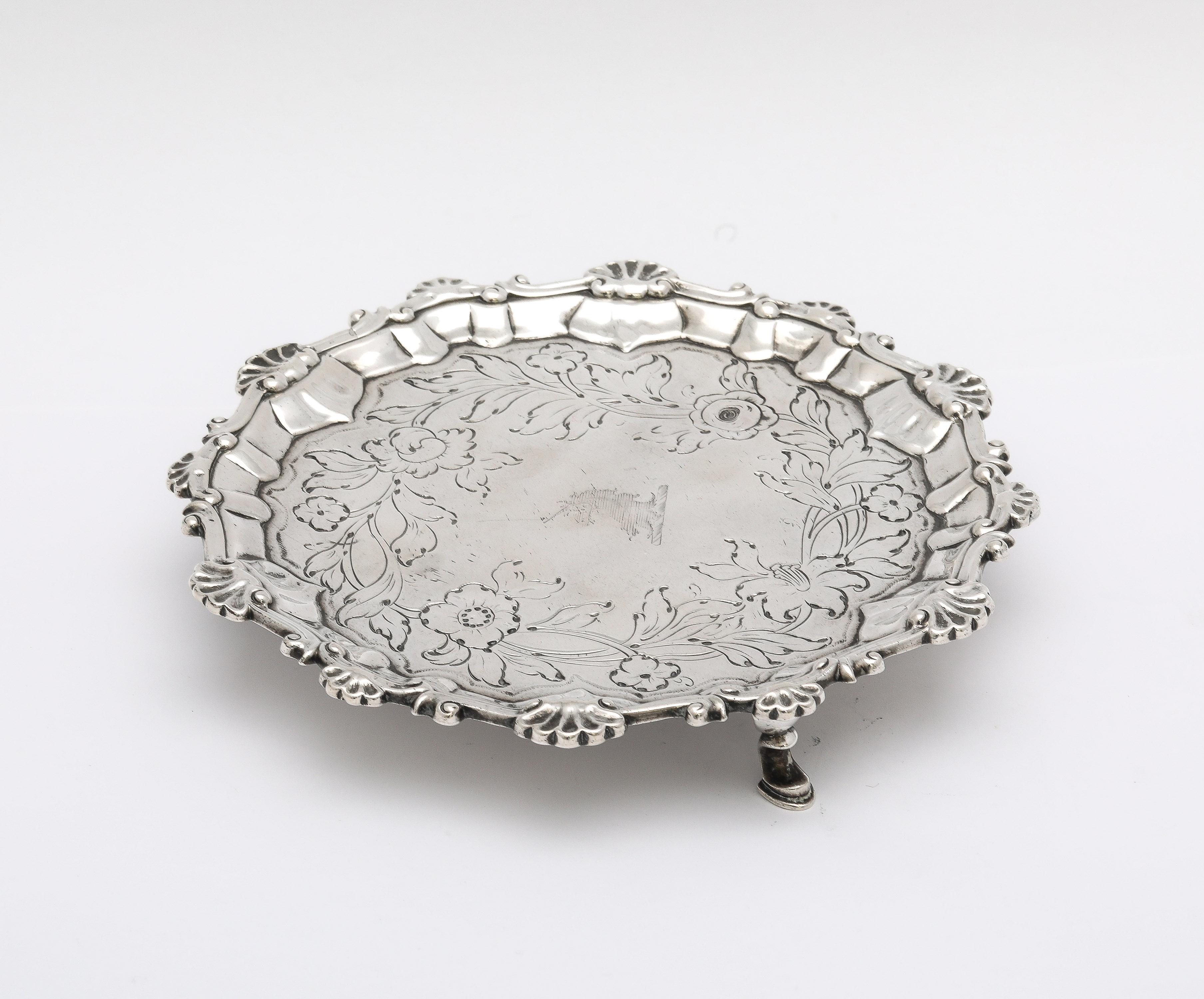 George III Period (1764) Footed Sterling Silver Salver/Tray In Good Condition For Sale In New York, NY