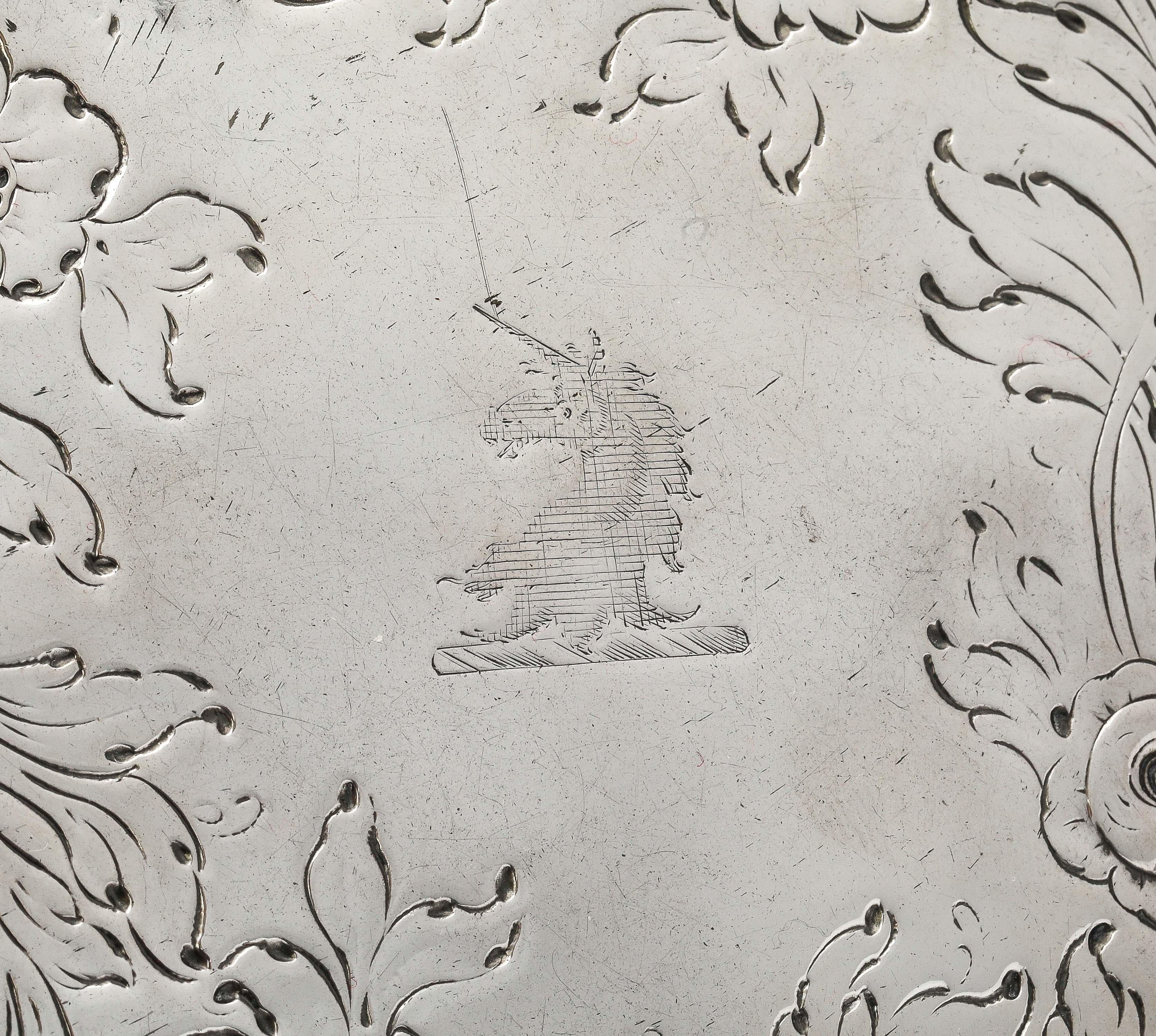 Bandeja de plata de ley con pie del periodo Jorge III (1764) en venta 3