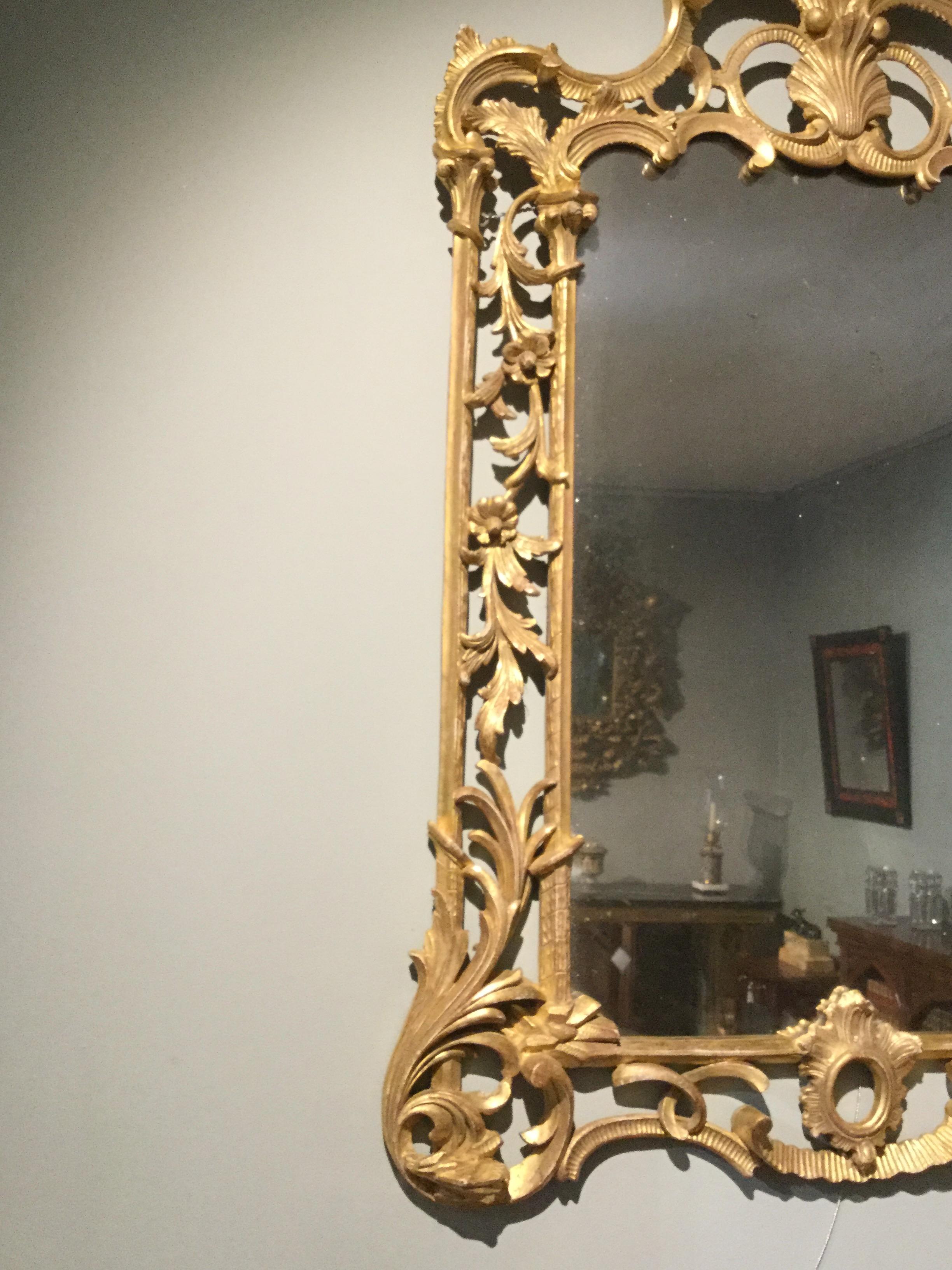 George III Period 18th Century Carved Giltwood and Gesso Mirror In Good Condition In Bradford on Avon, GB
