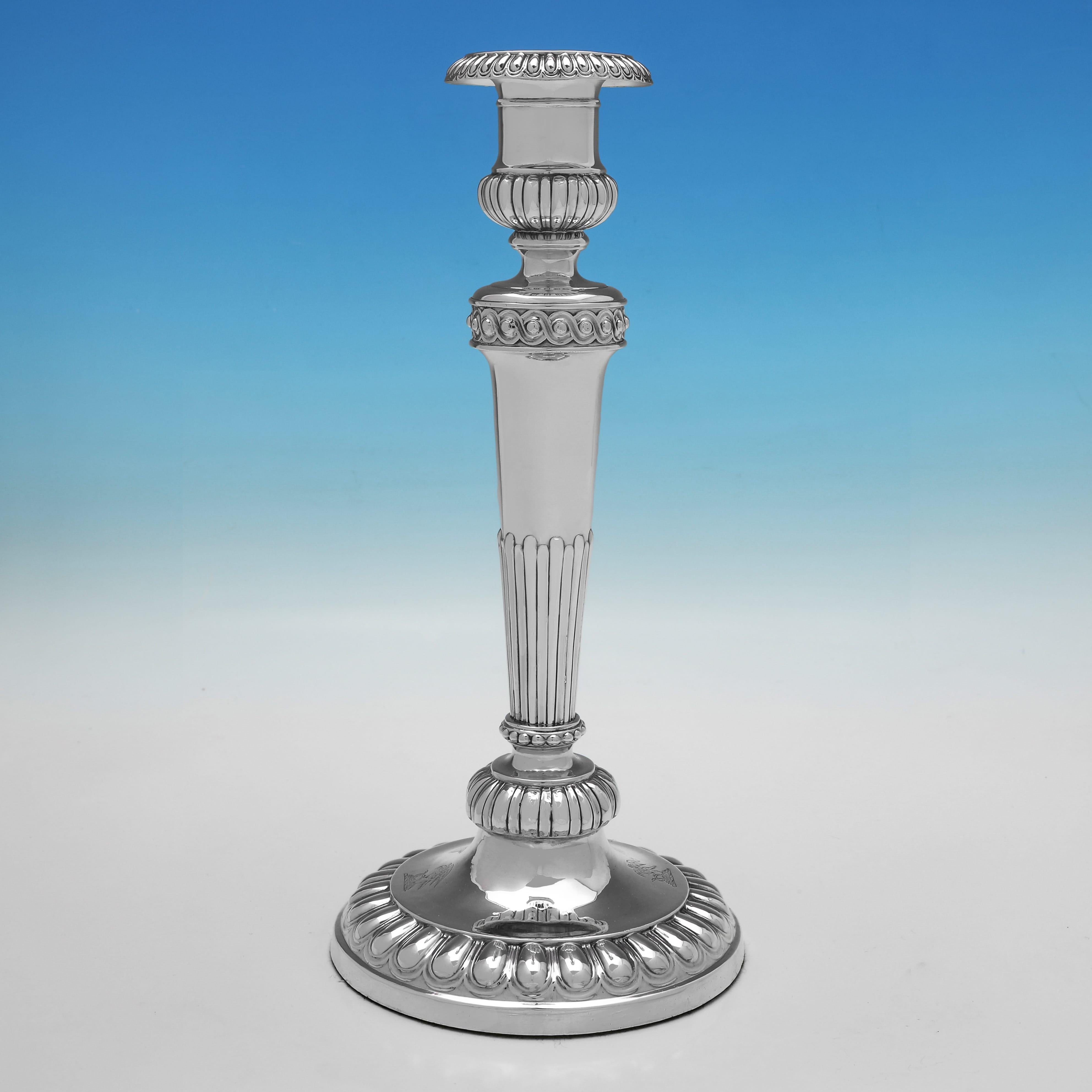 Con marchio di fabbrica di John Roberts & Co. a Sheffield nel 1807, questa attraente coppia di candelieri antichi in Sheffield Silver di Robert III ha colonne affusolate, basi rotonde e decorazioni con scanalature e bordi a uovo e dardo e stemmi