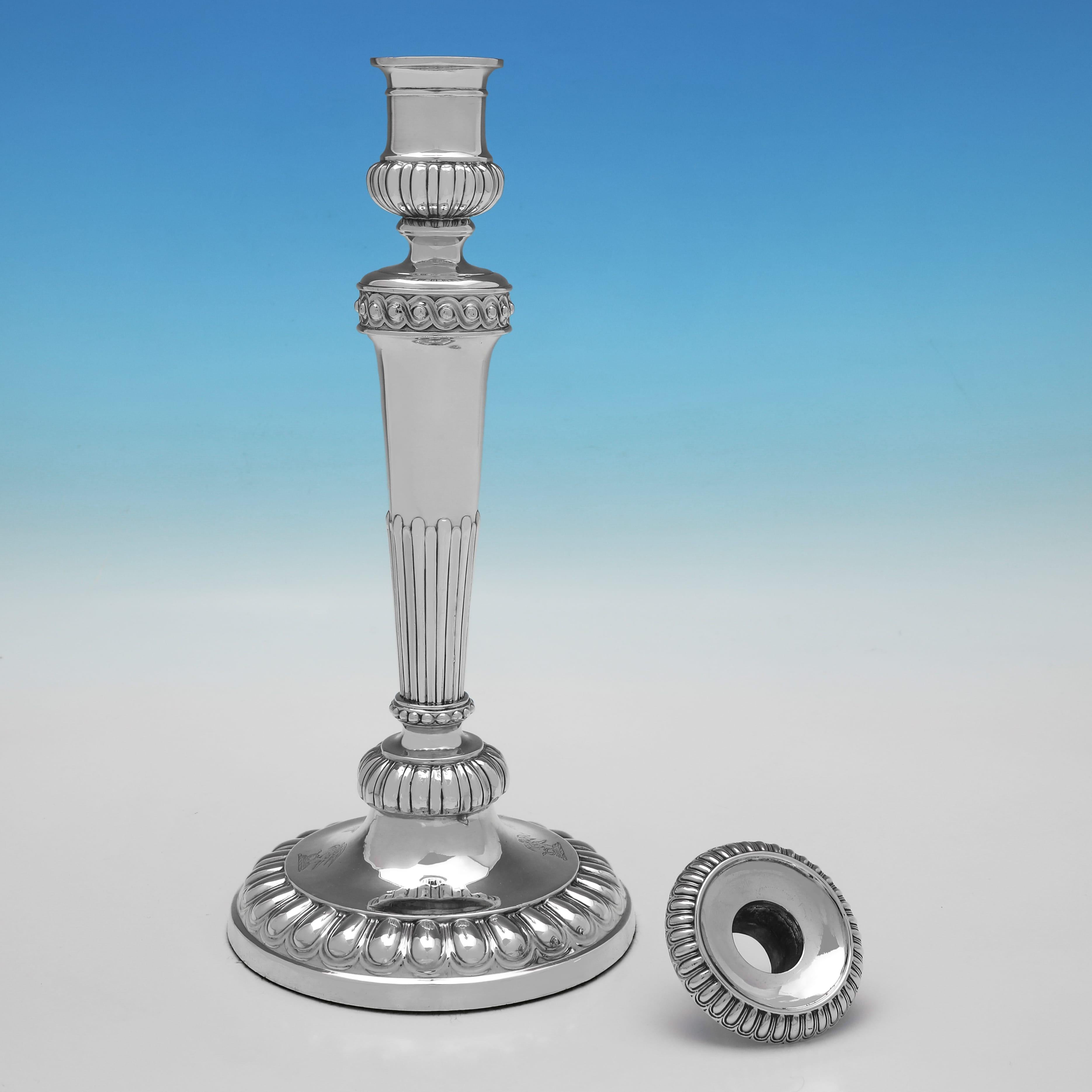 Inglese Coppia di candelieri antichi in argento sterling del XIX secolo del periodo Giorgio III in vendita